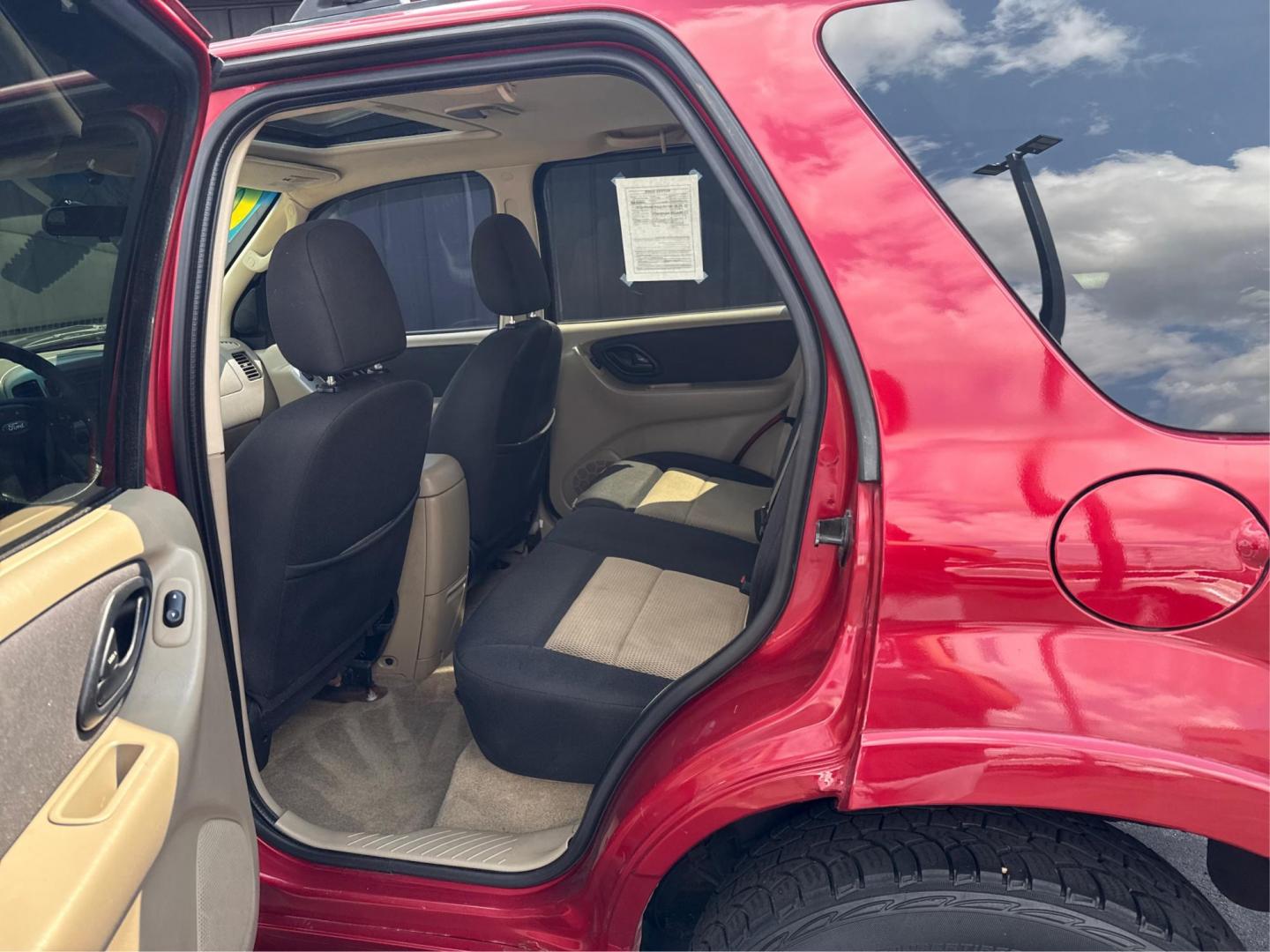 2007 RED FORD ESCAPE (1FMYU03147K) with an V6,3.0L(181 CID),DOHC engine, AUTOMATIC transmission, located at 14600 Frazho Road, Warren, MI, 48089, (586) 776-3400, 42.485996, -82.974220 - Photo#9