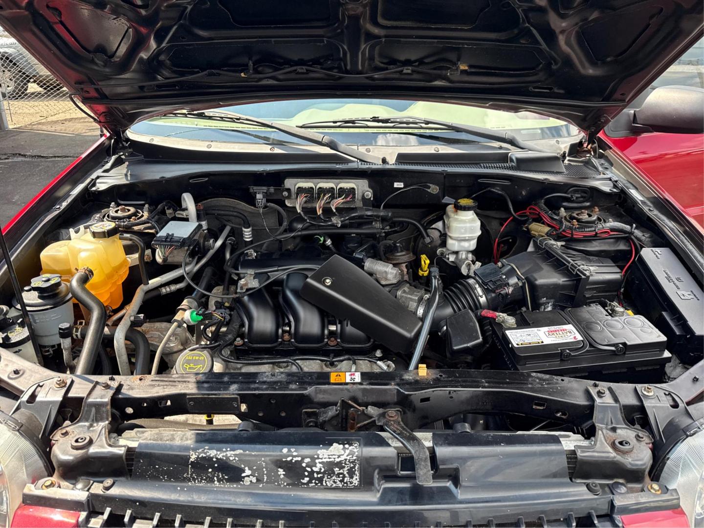 2007 RED FORD ESCAPE (1FMYU03147K) with an V6,3.0L(181 CID),DOHC engine, AUTOMATIC transmission, located at 14600 Frazho Road, Warren, MI, 48089, (586) 776-3400, 42.485996, -82.974220 - Photo#10