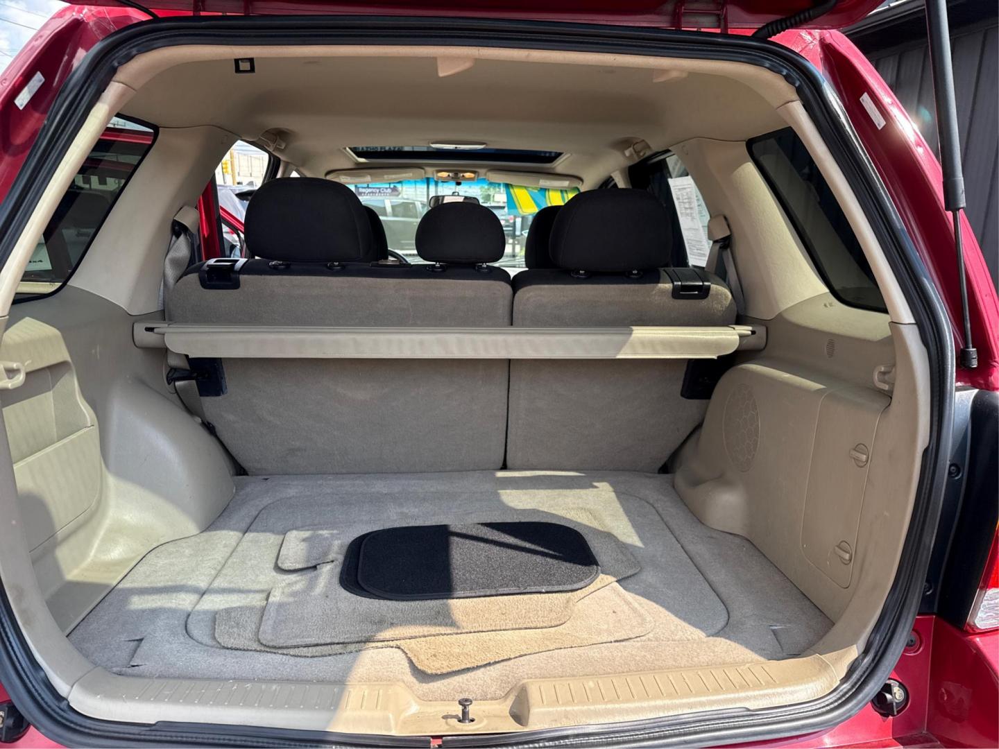 2007 RED FORD ESCAPE (1FMYU03147K) with an V6,3.0L(181 CID),DOHC engine, AUTOMATIC transmission, located at 14600 Frazho Road, Warren, MI, 48089, (586) 776-3400, 42.485996, -82.974220 - Photo#11