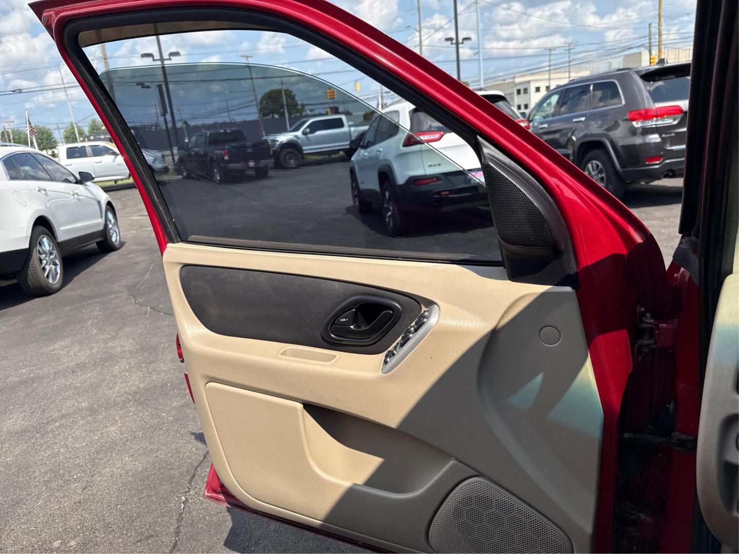 2007 RED FORD ESCAPE (1FMYU03147K) with an V6,3.0L(181 CID),DOHC engine, AUTOMATIC transmission, located at 14600 Frazho Road, Warren, MI, 48089, (586) 776-3400, 42.485996, -82.974220 - Photo#17