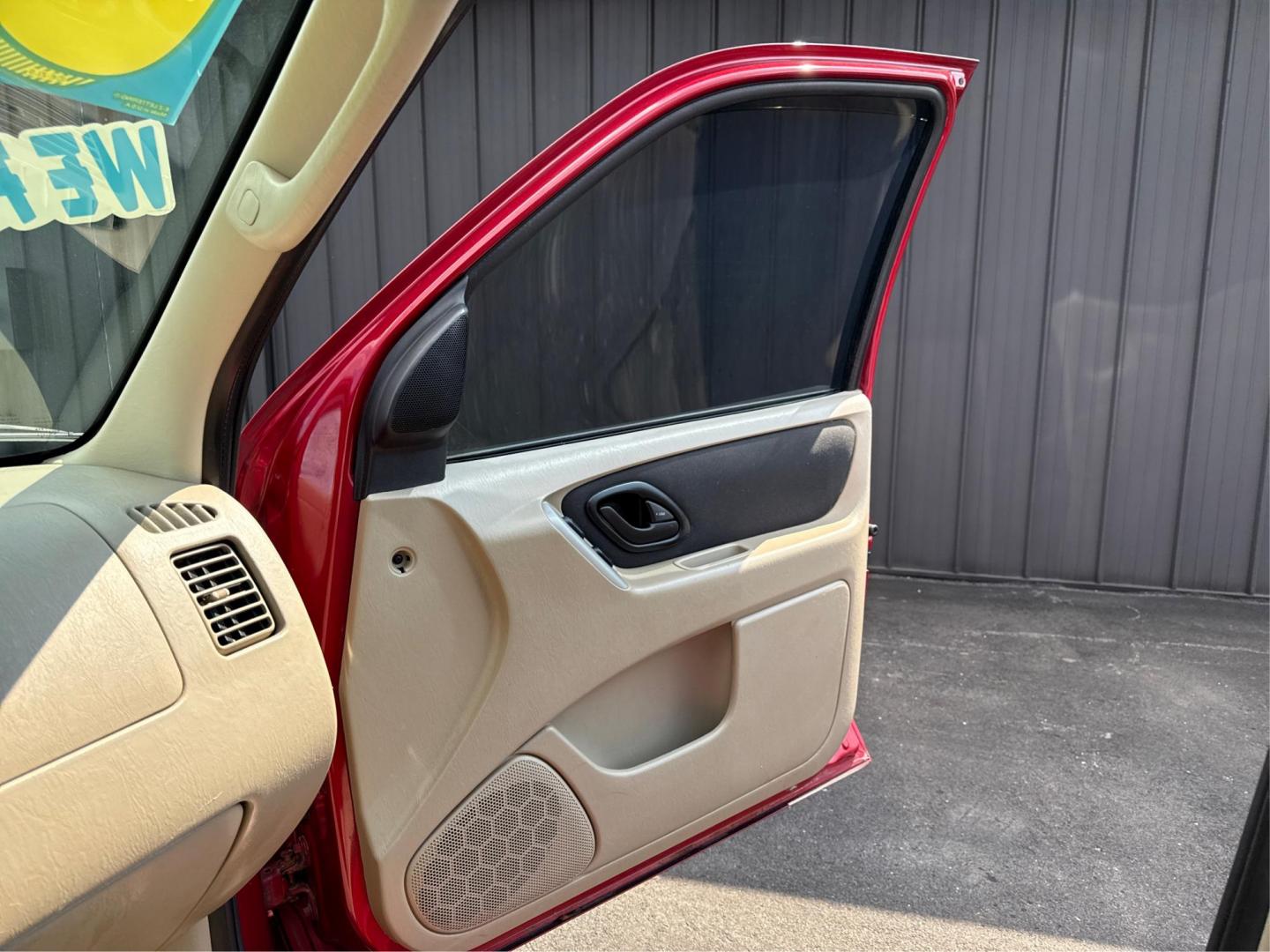2007 RED FORD ESCAPE (1FMYU03147K) with an V6,3.0L(181 CID),DOHC engine, AUTOMATIC transmission, located at 14600 Frazho Road, Warren, MI, 48089, (586) 776-3400, 42.485996, -82.974220 - Photo#18