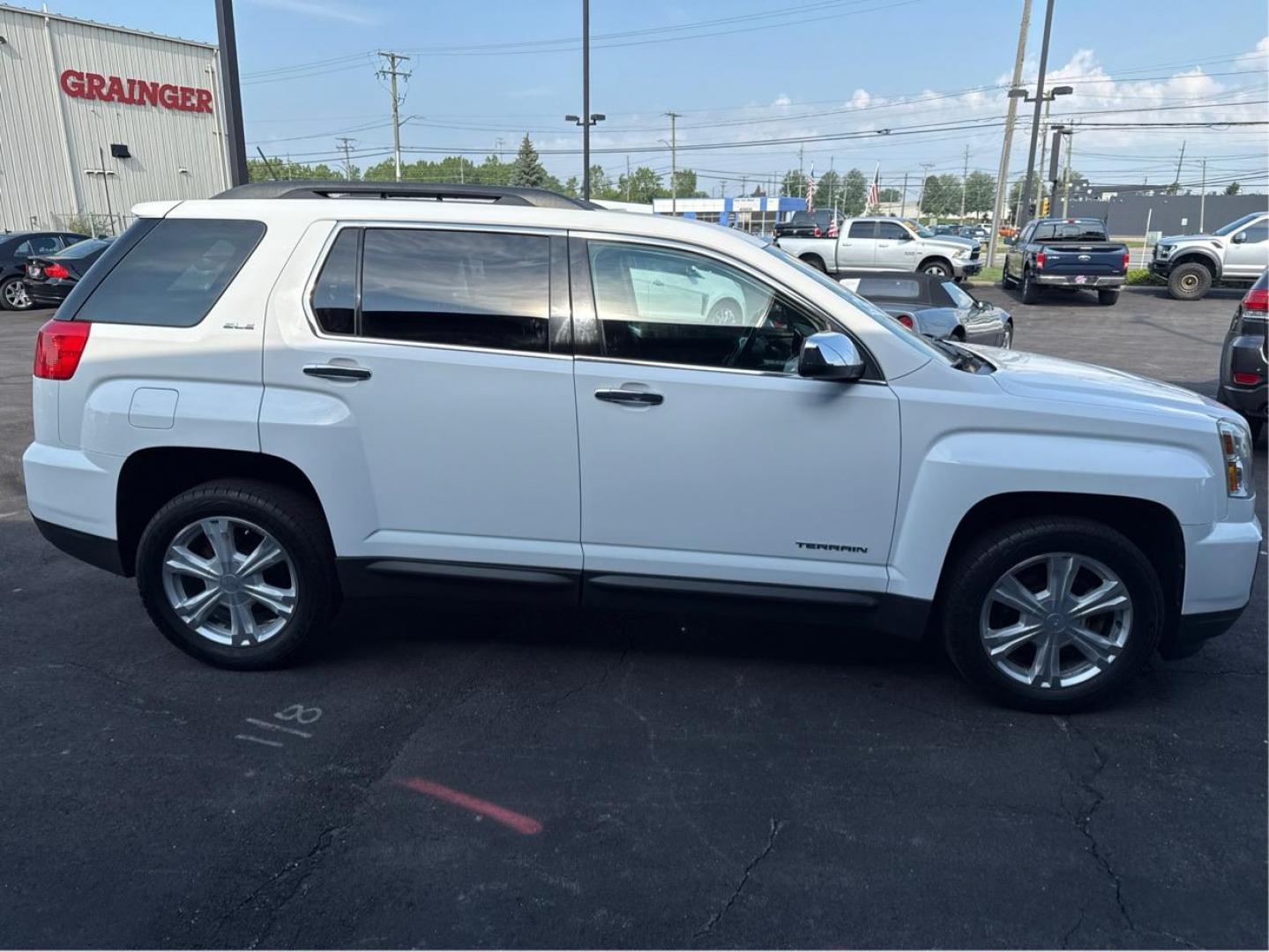 2017 WHITE GMC TERRAIN (2GKFLTEK8H6) with an L4,2.4L(145 CID),DOHC engine, AUTOMATIC transmission, located at 14600 Frazho Road, Warren, MI, 48089, (586) 776-3400, 42.485996, -82.974220 - Photo#3