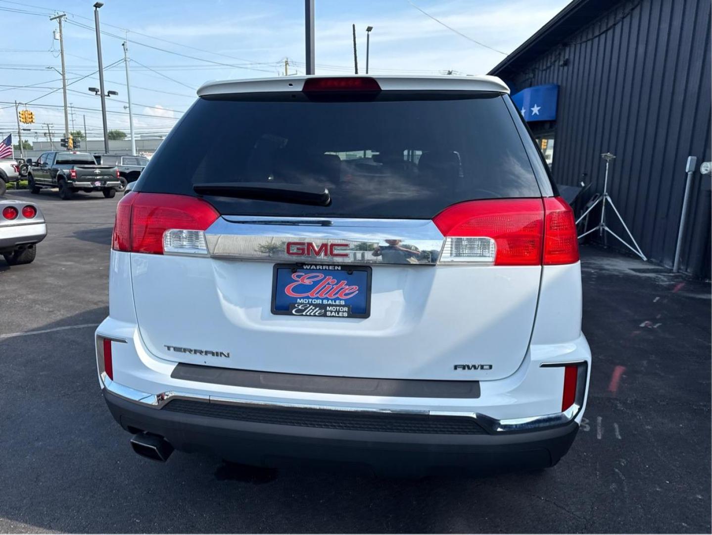 2017 WHITE GMC TERRAIN (2GKFLTEK8H6) with an L4,2.4L(145 CID),DOHC engine, AUTOMATIC transmission, located at 14600 Frazho Road, Warren, MI, 48089, (586) 776-3400, 42.485996, -82.974220 - Photo#5