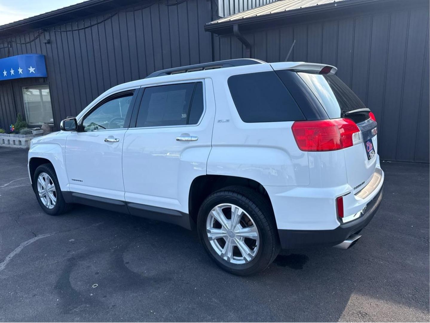 2017 WHITE GMC TERRAIN (2GKFLTEK8H6) with an L4,2.4L(145 CID),DOHC engine, AUTOMATIC transmission, located at 14600 Frazho Road, Warren, MI, 48089, (586) 776-3400, 42.485996, -82.974220 - Photo#6