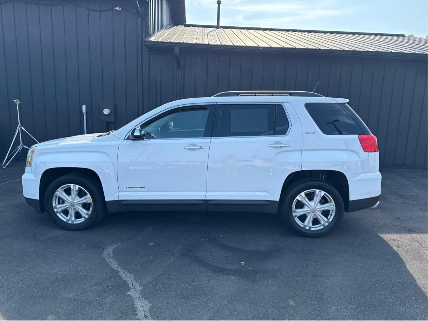 2017 WHITE GMC TERRAIN (2GKFLTEK8H6) with an L4,2.4L(145 CID),DOHC engine, AUTOMATIC transmission, located at 14600 Frazho Road, Warren, MI, 48089, (586) 776-3400, 42.485996, -82.974220 - Photo#7