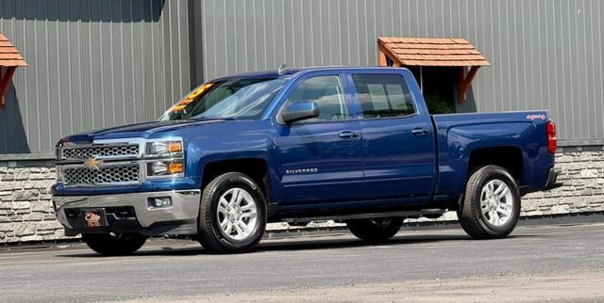 2015 BLUE CHEVROLET SILVERADO 1500 (3GCUKREC0FG) with an V8,5.3L(325 CID),OHV engine, AUTOMATIC transmission, located at 14600 Frazho Road, Warren, MI, 48089, (586) 776-3400, 42.485996, -82.974220 - Photo#1