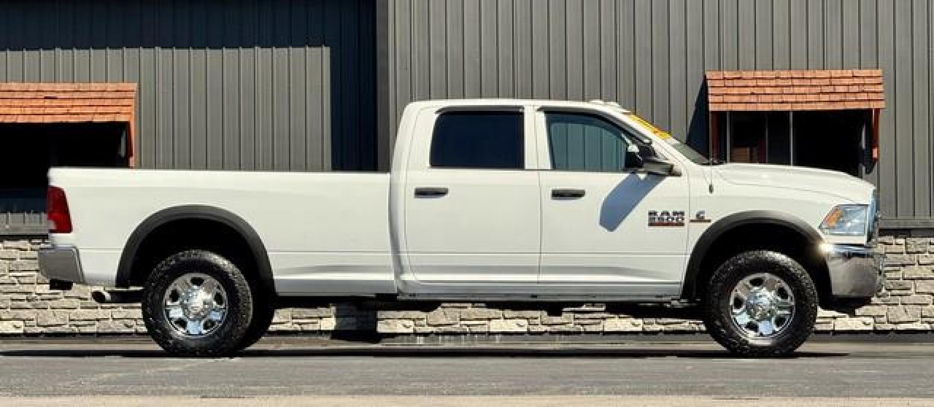 2017 WHITE RAM 2500 (3C6UR5HL2HG) with an L6,6.7L(408 CID),OHV engine, AUTOMATIC transmission, located at 14600 Frazho Road, Warren, MI, 48089, (586) 776-3400, 42.485996, -82.974220 - Photo#1