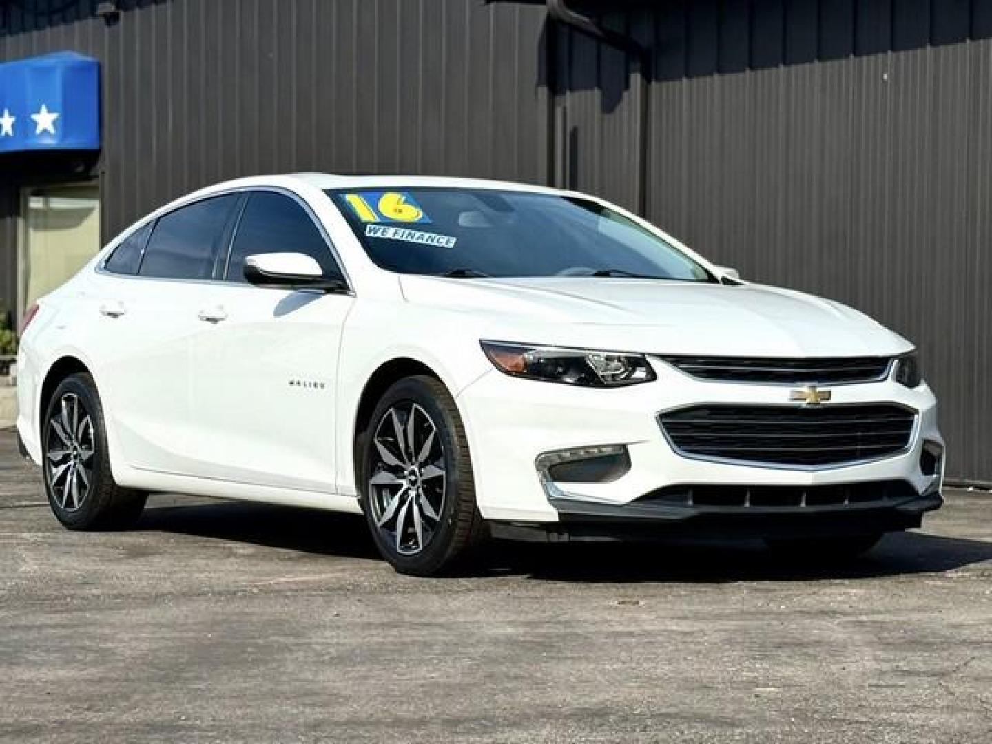 2016 WHITE CHEVROLET MALIBU (1G1ZE5ST1GF) with an L4,1.5L(91 CID),DOHC engine, AUTOMATIC transmission, located at 14600 Frazho Road, Warren, MI, 48089, (586) 776-3400, 42.485996, -82.974220 - Photo#2