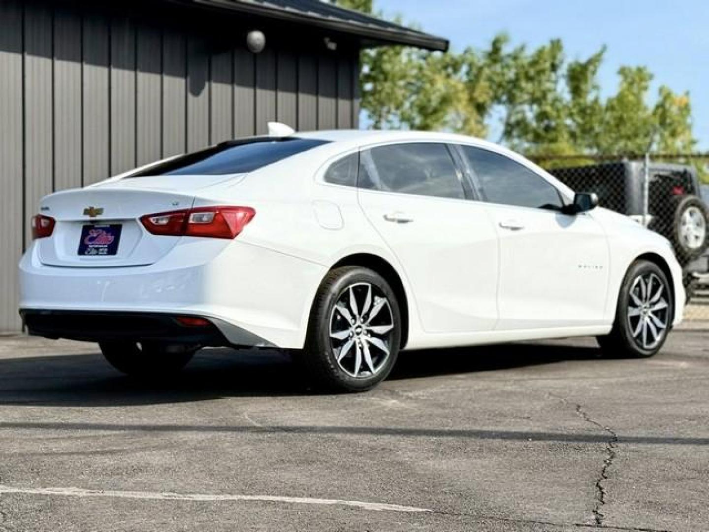 2016 WHITE CHEVROLET MALIBU (1G1ZE5ST1GF) with an L4,1.5L(91 CID),DOHC engine, AUTOMATIC transmission, located at 14600 Frazho Road, Warren, MI, 48089, (586) 776-3400, 42.485996, -82.974220 - Photo#4