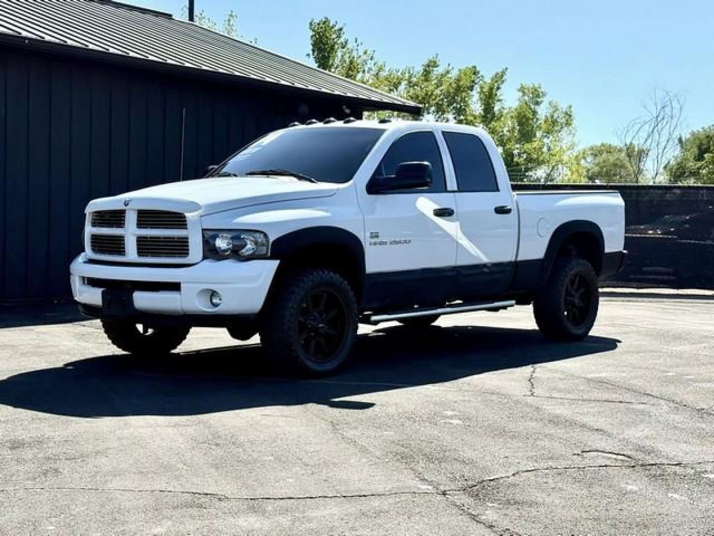 2004 WHITE DODGE RAM 2500 PICKUP (3D7KU28D14G) with an V8,5.7L(345 CID),OHV engine, AUTOMATIC transmission, located at 14600 Frazho Road, Warren, MI, 48089, (586) 776-3400, 42.485996, -82.974220 - Photo#1