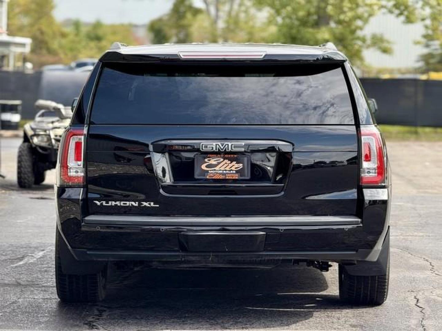 2019 BLACK GMC YUKON XL (1GKS2GKJ5KR) with an V8,( CID), engine, AUTOMATIC transmission, located at 14600 Frazho Road, Warren, MI, 48089, (586) 776-3400, 42.485996, -82.974220 - Photo#5