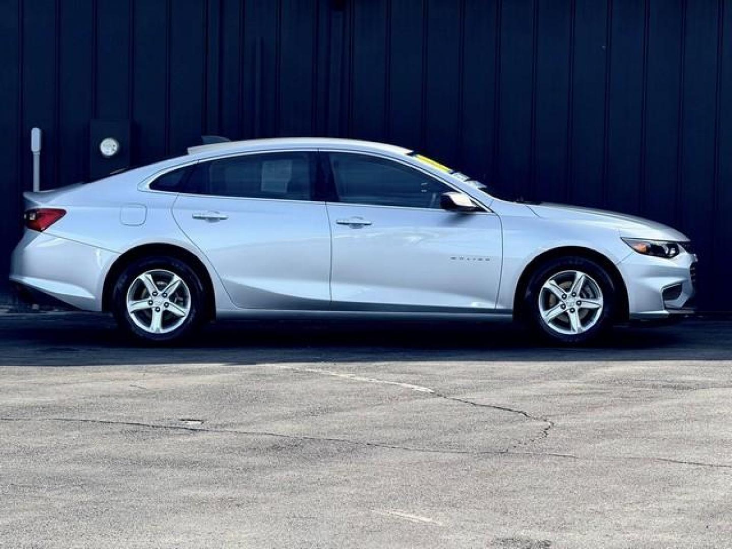 2018 SILVER CHEVROLET MALIBU (1G1ZB5ST3JF) with an L4,1.5L(91 CID),DOHC engine, AUTOMATIC transmission, located at 14600 Frazho Road, Warren, MI, 48089, (586) 776-3400, 42.485996, -82.974220 - Photo#4