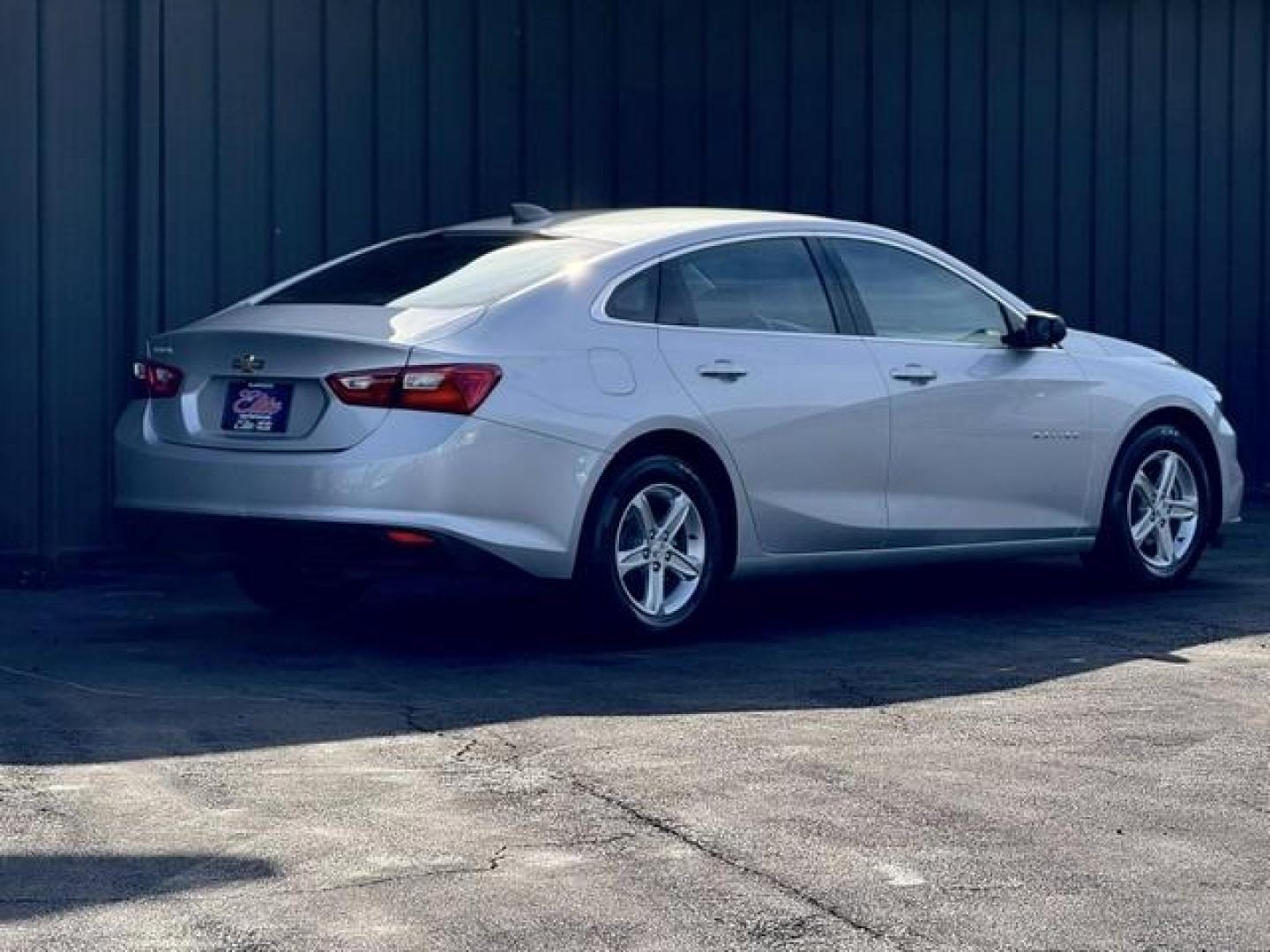 2018 SILVER CHEVROLET MALIBU (1G1ZB5ST3JF) with an L4,1.5L(91 CID),DOHC engine, AUTOMATIC transmission, located at 14600 Frazho Road, Warren, MI, 48089, (586) 776-3400, 42.485996, -82.974220 - Photo#5