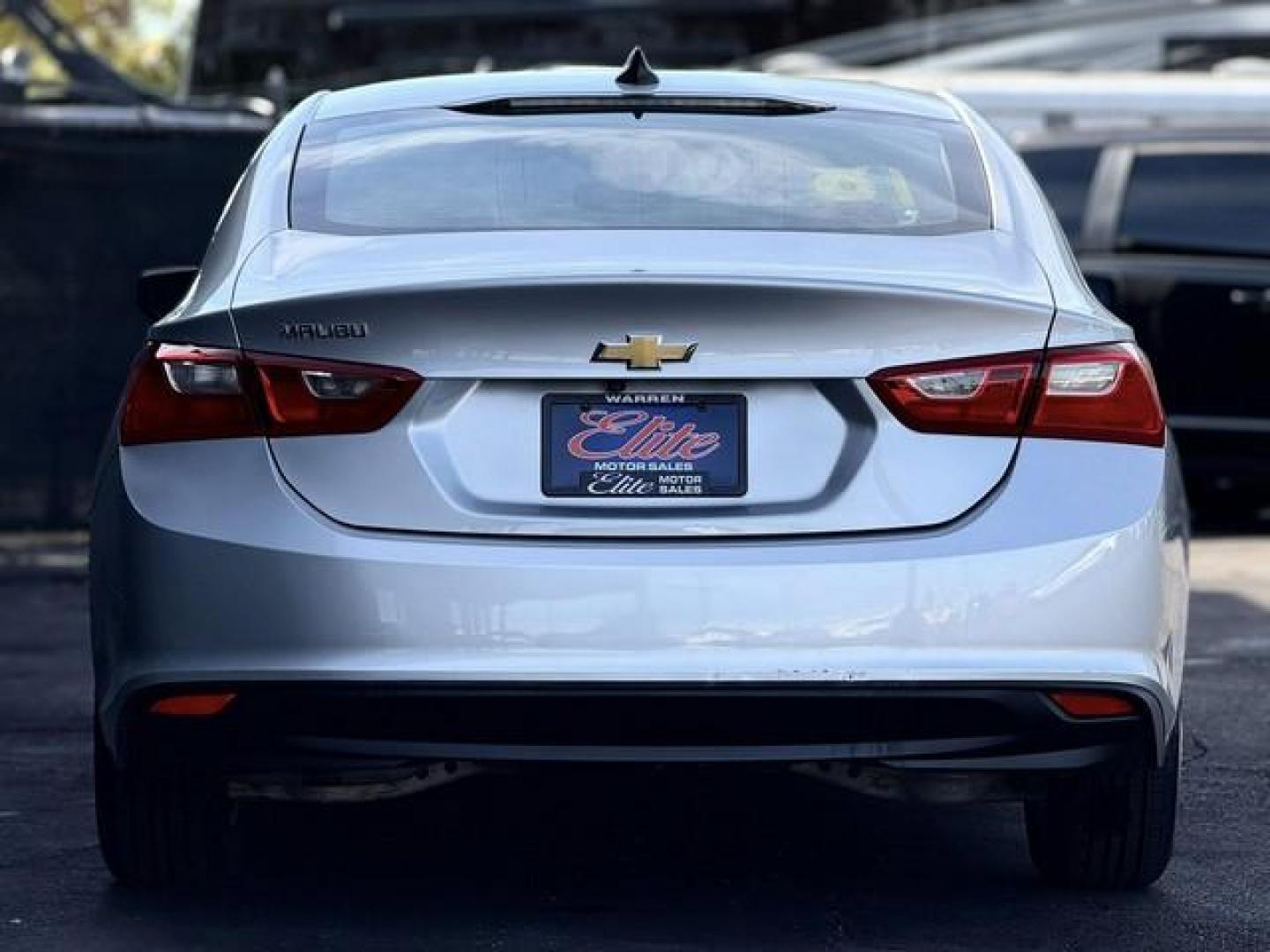 2018 SILVER CHEVROLET MALIBU (1G1ZB5ST3JF) with an L4,1.5L(91 CID),DOHC engine, AUTOMATIC transmission, located at 14600 Frazho Road, Warren, MI, 48089, (586) 776-3400, 42.485996, -82.974220 - Photo#6