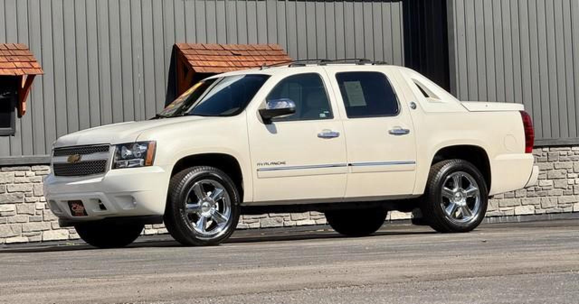 2013 WHITE DIAMOND CHEVROLET AVALANCHE 1500 (3GNTKGE72DG) with an V8,5.3L(325 CID),OHV engine, AUTOMATIC transmission, located at 14600 Frazho Road, Warren, MI, 48089, (586) 776-3400, 42.485996, -82.974220 - Photo#0