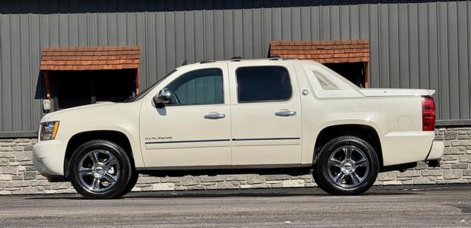 2013 WHITE DIAMOND CHEVROLET AVALANCHE 1500 (3GNTKGE72DG) with an V8,5.3L(325 CID),OHV engine, AUTOMATIC transmission, located at 14600 Frazho Road, Warren, MI, 48089, (586) 776-3400, 42.485996, -82.974220 - Photo#1