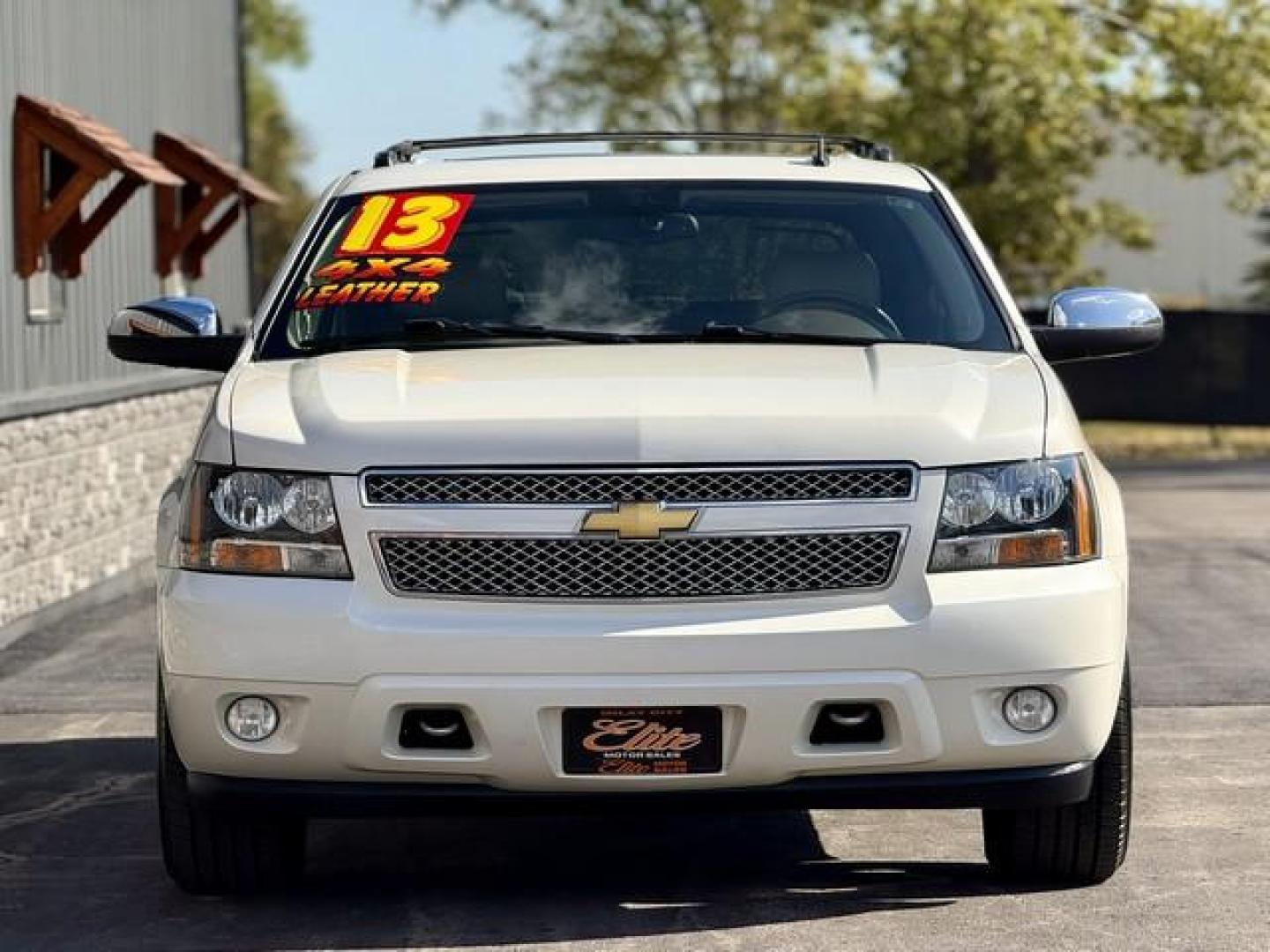 2013 WHITE DIAMOND CHEVROLET AVALANCHE 1500 (3GNTKGE72DG) with an V8,5.3L(325 CID),OHV engine, AUTOMATIC transmission, located at 14600 Frazho Road, Warren, MI, 48089, (586) 776-3400, 42.485996, -82.974220 - Photo#3