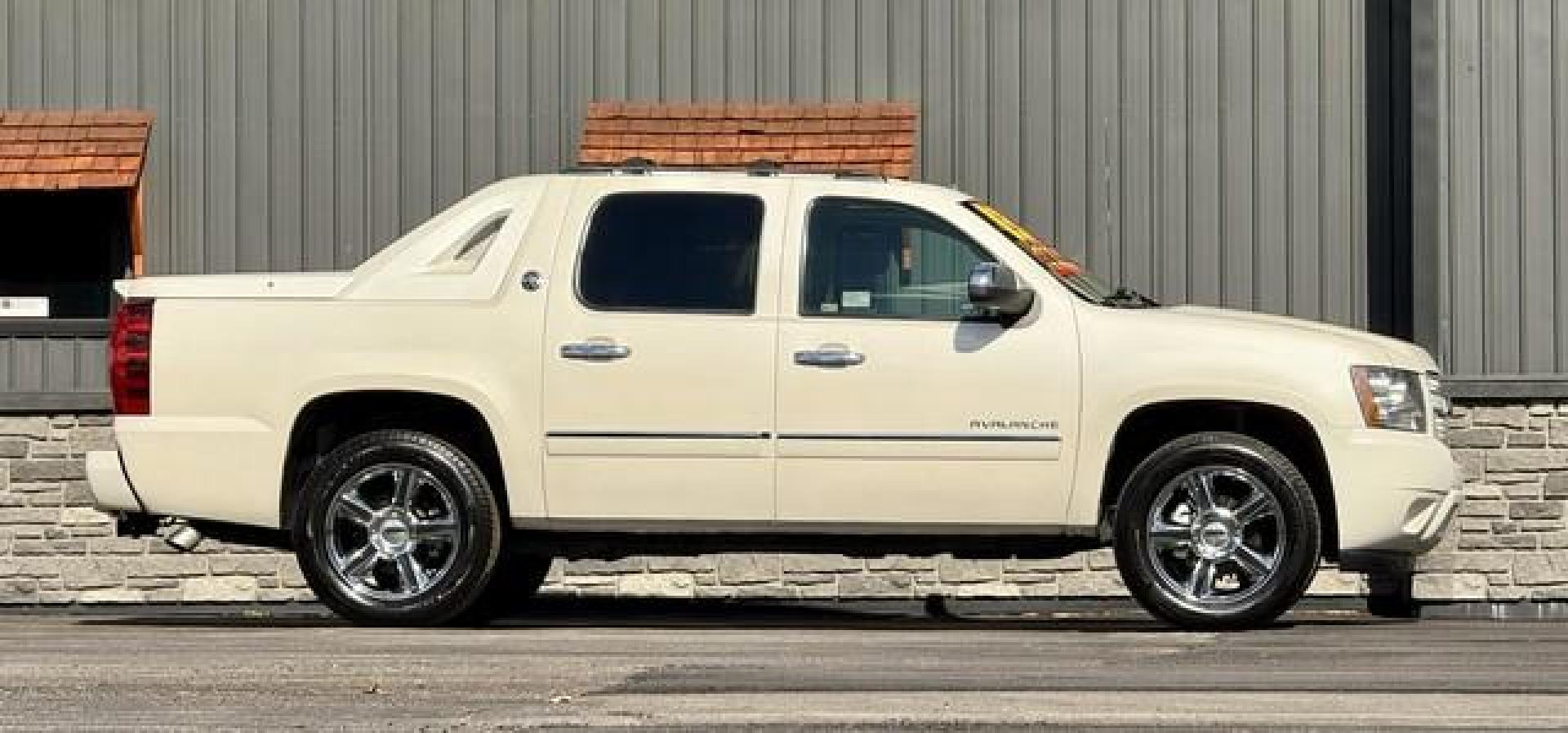 2013 WHITE DIAMOND CHEVROLET AVALANCHE 1500 (3GNTKGE72DG) with an V8,5.3L(325 CID),OHV engine, AUTOMATIC transmission, located at 14600 Frazho Road, Warren, MI, 48089, (586) 776-3400, 42.485996, -82.974220 - Photo#4