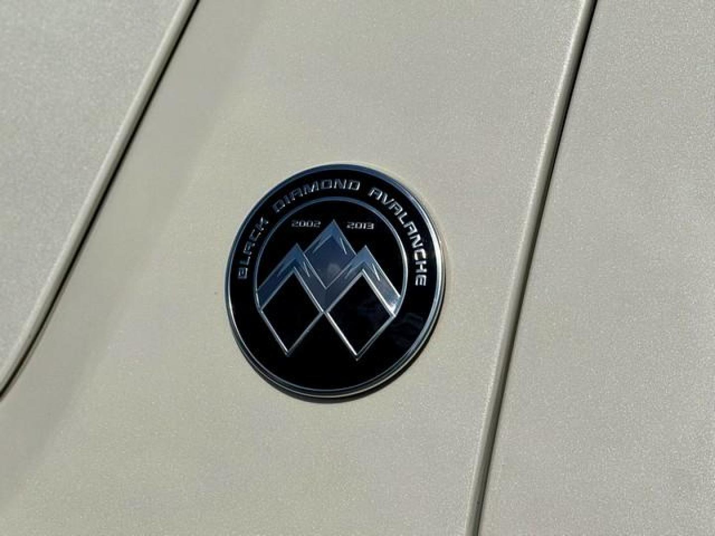 2013 WHITE DIAMOND CHEVROLET AVALANCHE 1500 (3GNTKGE72DG) with an V8,5.3L(325 CID),OHV engine, AUTOMATIC transmission, located at 14600 Frazho Road, Warren, MI, 48089, (586) 776-3400, 42.485996, -82.974220 - Photo#6