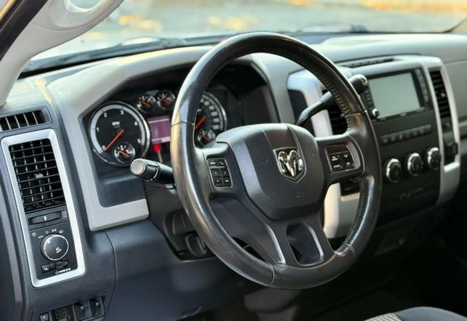 2012 WHITE RAM 3500 SLT (3C63D3LLXCG) with an L6,6.7L(408 CID),OHV engine, AUTOMATIC transmission, located at 14600 Frazho Road, Warren, MI, 48089, (586) 776-3400, 42.485996, -82.974220 - Photo#9