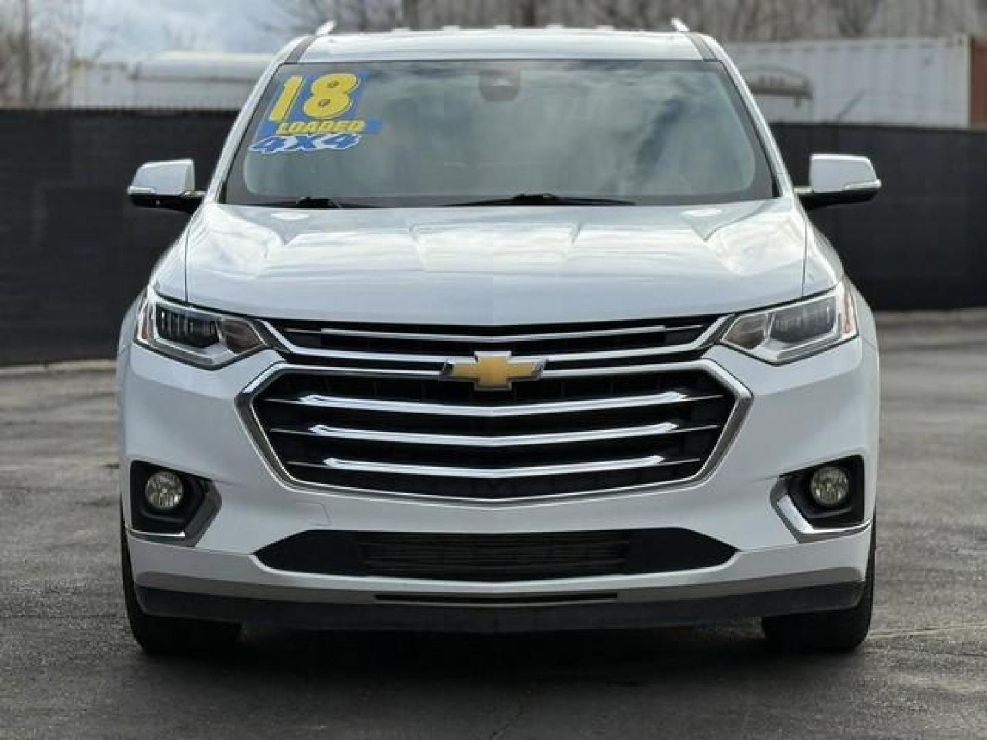 2018 WHITE CHEVROLET TRAVERSE (1GNEVKKW5JJ) with an V6,3.6L(217 CID),DOHC engine, AUTOMATIC transmission, located at 14600 Frazho Road, Warren, MI, 48089, (586) 776-3400, 42.485996, -82.974220 - Photo#2