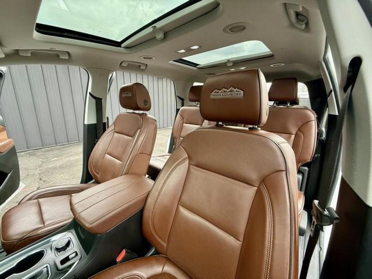 2018 WHITE CHEVROLET TRAVERSE (1GNEVKKW5JJ) with an V6,3.6L(217 CID),DOHC engine, AUTOMATIC transmission, located at 14600 Frazho Road, Warren, MI, 48089, (586) 776-3400, 42.485996, -82.974220 - Photo#9