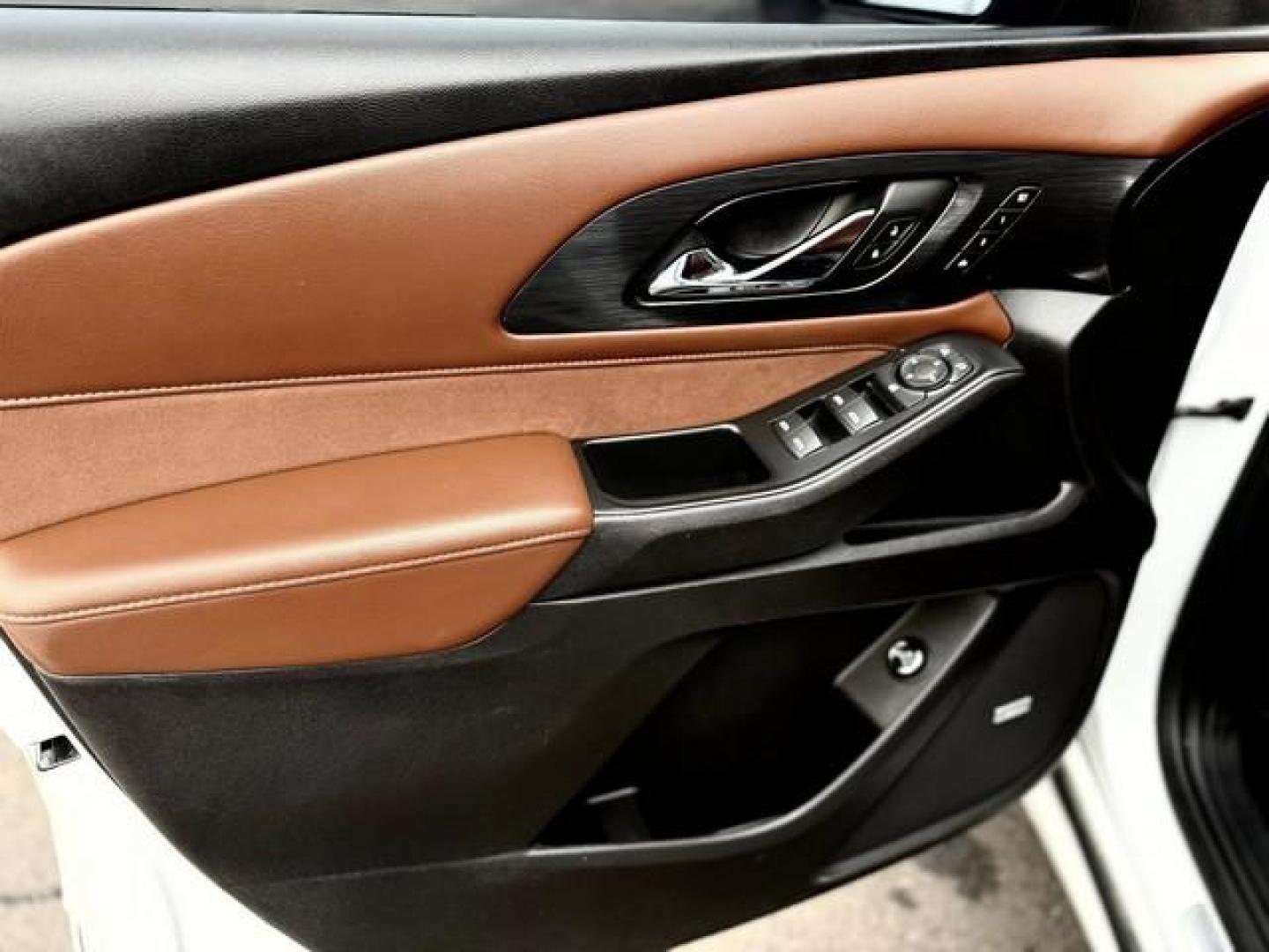 2018 WHITE CHEVROLET TRAVERSE (1GNEVKKW5JJ) with an V6,3.6L(217 CID),DOHC engine, AUTOMATIC transmission, located at 14600 Frazho Road, Warren, MI, 48089, (586) 776-3400, 42.485996, -82.974220 - Photo#12