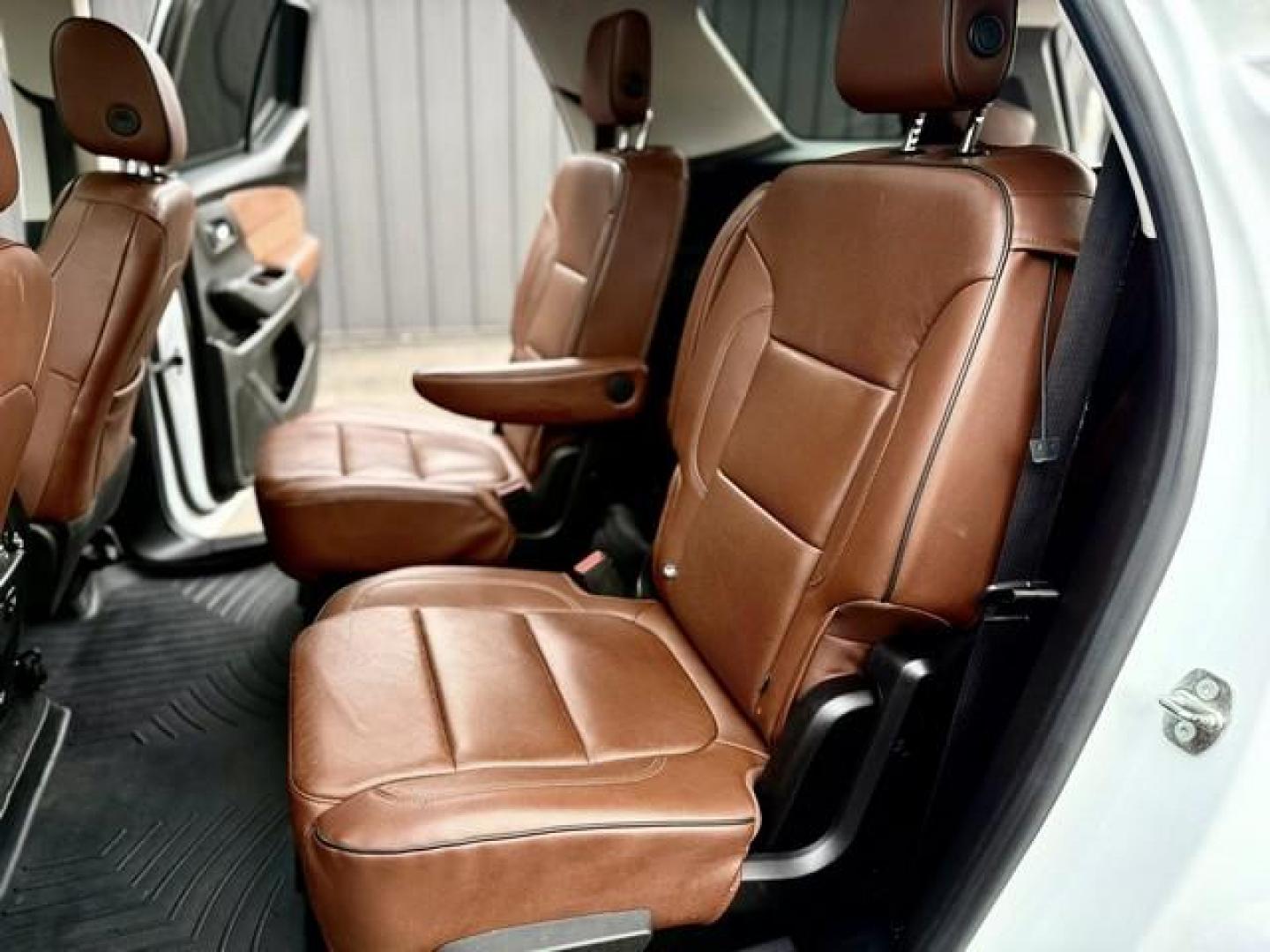 2018 WHITE CHEVROLET TRAVERSE (1GNEVKKW5JJ) with an V6,3.6L(217 CID),DOHC engine, AUTOMATIC transmission, located at 14600 Frazho Road, Warren, MI, 48089, (586) 776-3400, 42.485996, -82.974220 - Photo#14