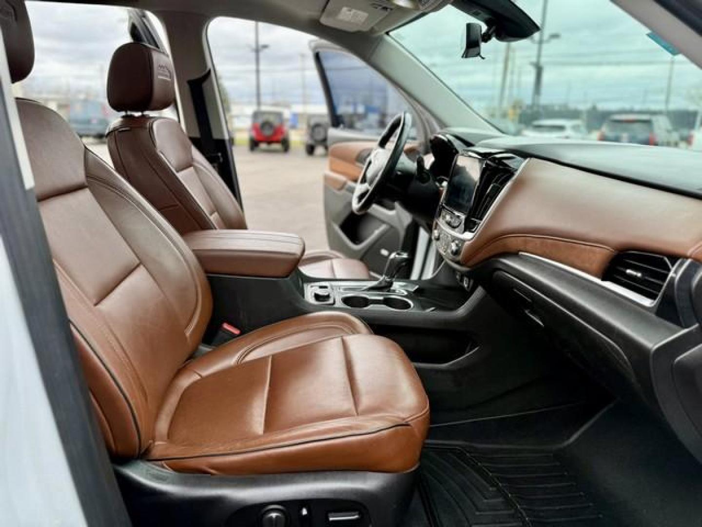 2018 WHITE CHEVROLET TRAVERSE (1GNEVKKW5JJ) with an V6,3.6L(217 CID),DOHC engine, AUTOMATIC transmission, located at 14600 Frazho Road, Warren, MI, 48089, (586) 776-3400, 42.485996, -82.974220 - Photo#18