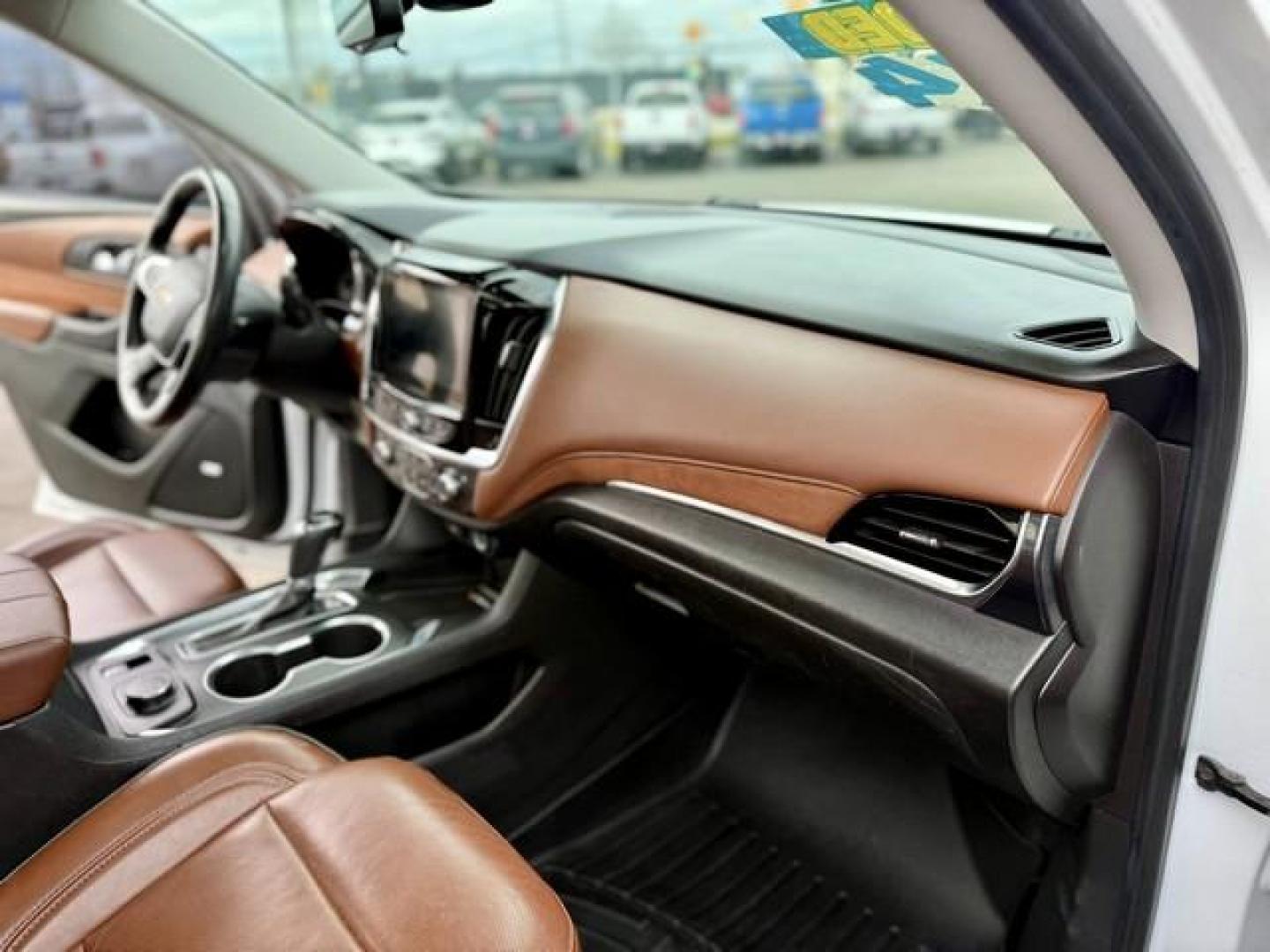 2018 WHITE CHEVROLET TRAVERSE (1GNEVKKW5JJ) with an V6,3.6L(217 CID),DOHC engine, AUTOMATIC transmission, located at 14600 Frazho Road, Warren, MI, 48089, (586) 776-3400, 42.485996, -82.974220 - Photo#19