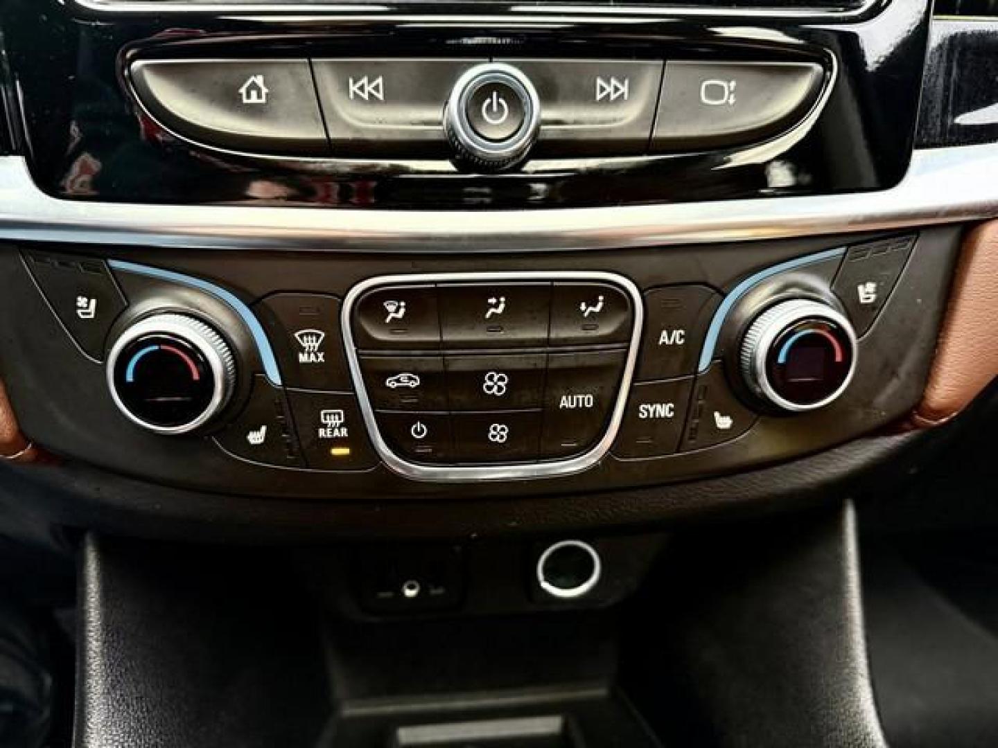 2018 WHITE CHEVROLET TRAVERSE (1GNEVKKW5JJ) with an V6,3.6L(217 CID),DOHC engine, AUTOMATIC transmission, located at 14600 Frazho Road, Warren, MI, 48089, (586) 776-3400, 42.485996, -82.974220 - Photo#23