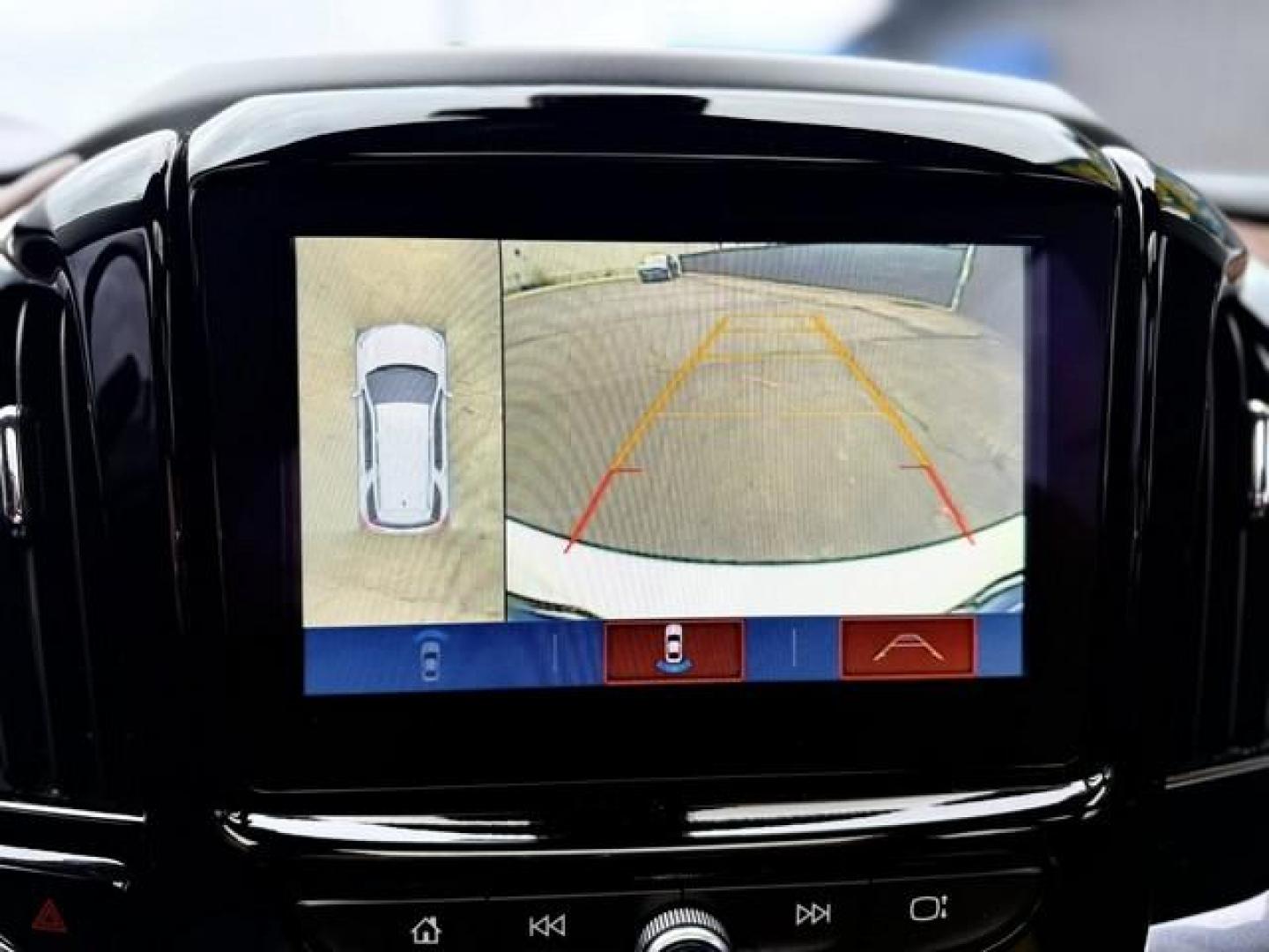 2018 WHITE CHEVROLET TRAVERSE (1GNEVKKW5JJ) with an V6,3.6L(217 CID),DOHC engine, AUTOMATIC transmission, located at 14600 Frazho Road, Warren, MI, 48089, (586) 776-3400, 42.485996, -82.974220 - Photo#26