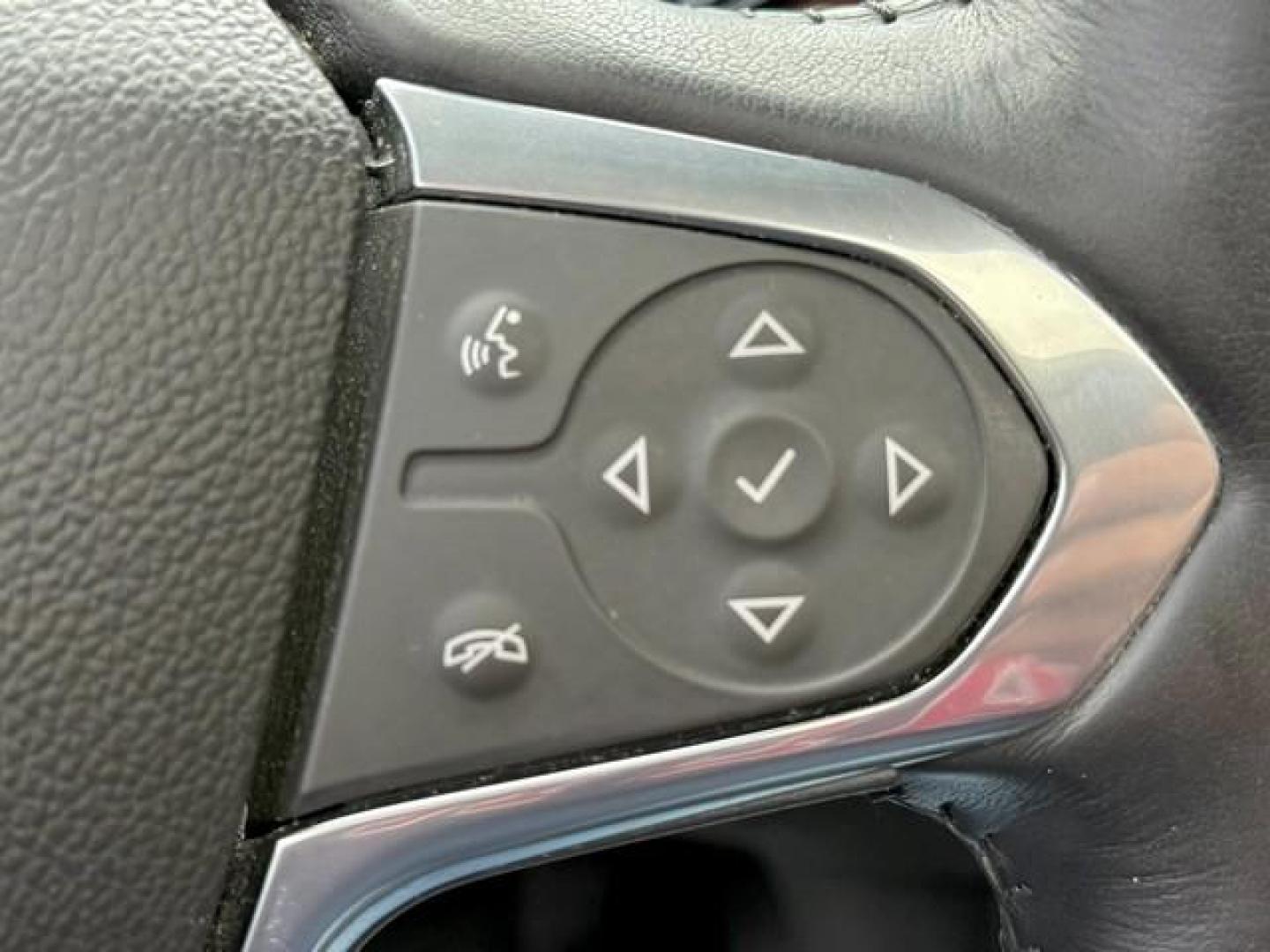 2018 WHITE CHEVROLET TRAVERSE (1GNEVKKW5JJ) with an V6,3.6L(217 CID),DOHC engine, AUTOMATIC transmission, located at 14600 Frazho Road, Warren, MI, 48089, (586) 776-3400, 42.485996, -82.974220 - Photo#28