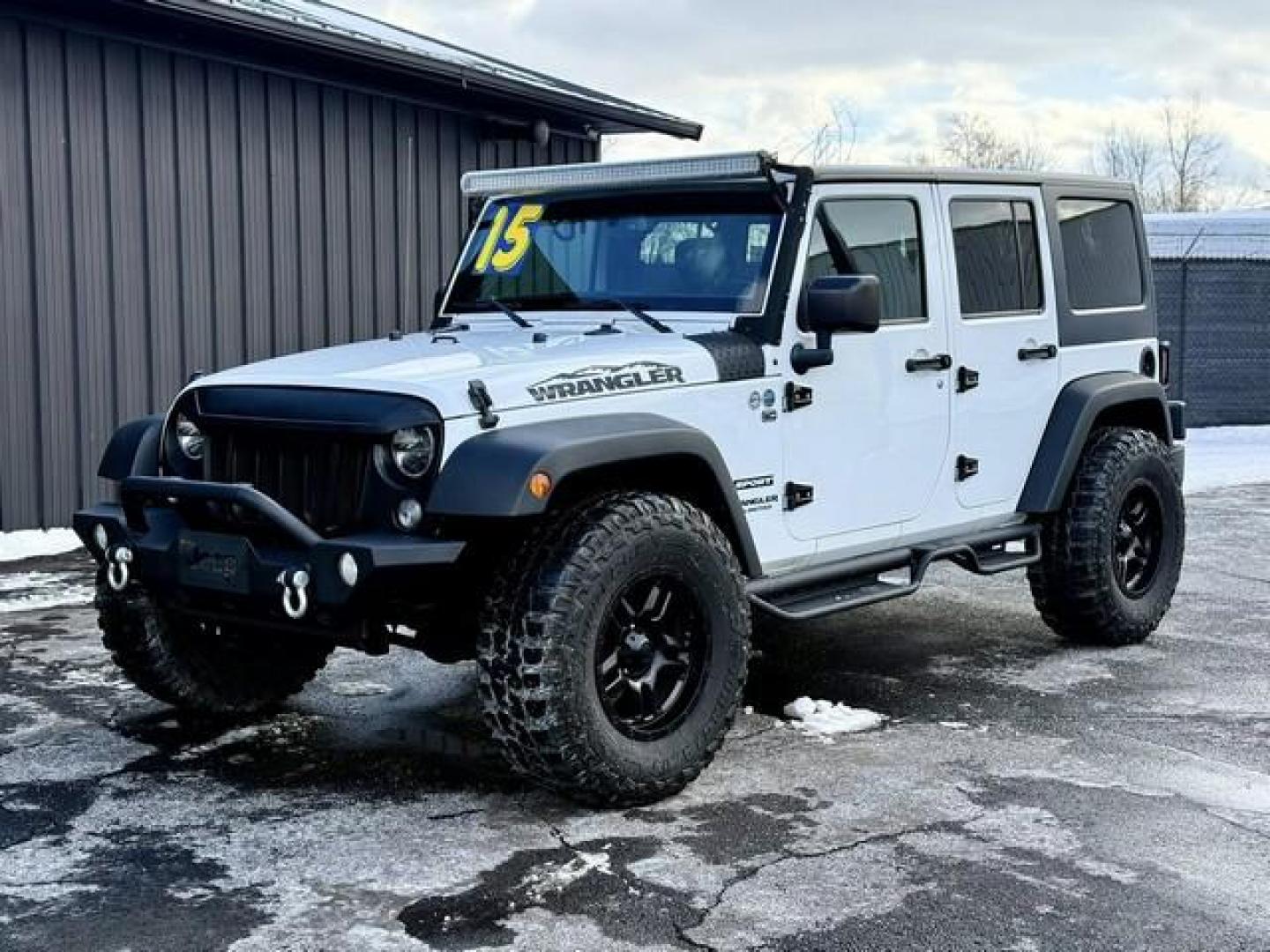 2015 WHITE JEEP WRANGLER (1C4BJWDG9FL) with an V6,3.6L(220 CID),DOHC engine, AUTOMATIC transmission, located at 14600 Frazho Road, Warren, MI, 48089, (586) 776-3400, 42.485996, -82.974220 - Photo#1