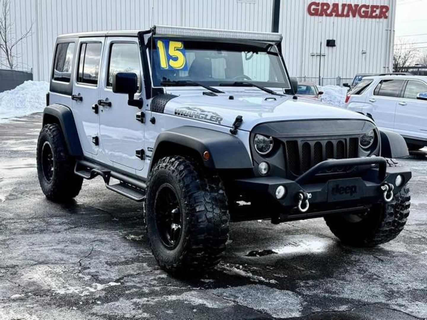 2015 WHITE JEEP WRANGLER (1C4BJWDG9FL) with an V6,3.6L(220 CID),DOHC engine, AUTOMATIC transmission, located at 14600 Frazho Road, Warren, MI, 48089, (586) 776-3400, 42.485996, -82.974220 - Photo#3