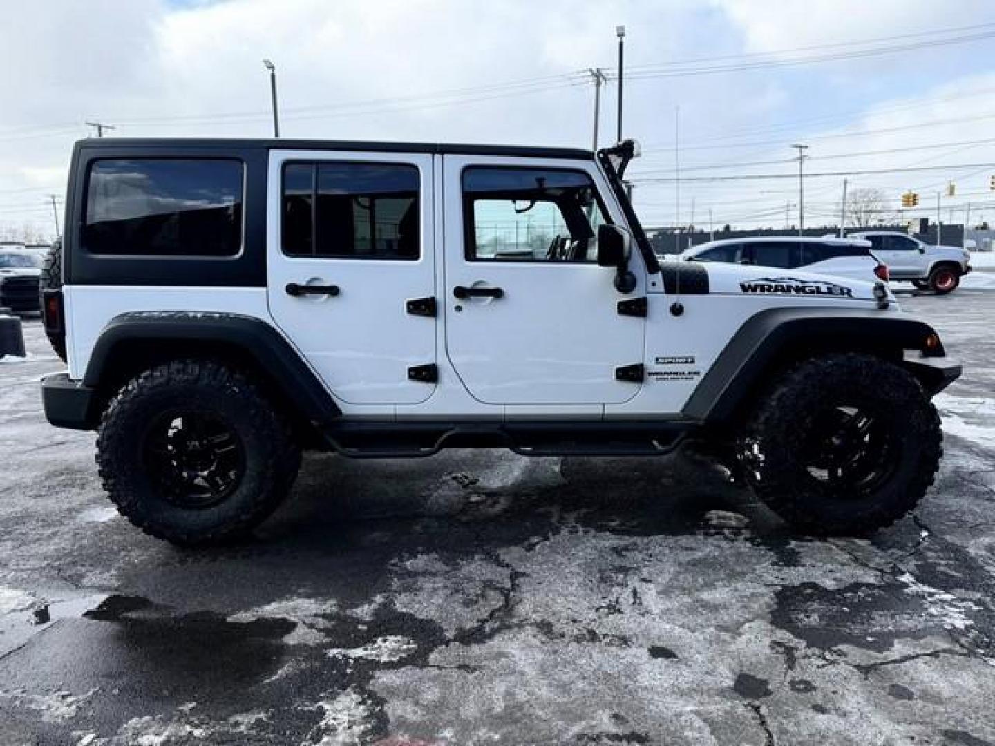 2015 WHITE JEEP WRANGLER (1C4BJWDG9FL) with an V6,3.6L(220 CID),DOHC engine, AUTOMATIC transmission, located at 14600 Frazho Road, Warren, MI, 48089, (586) 776-3400, 42.485996, -82.974220 - Photo#4
