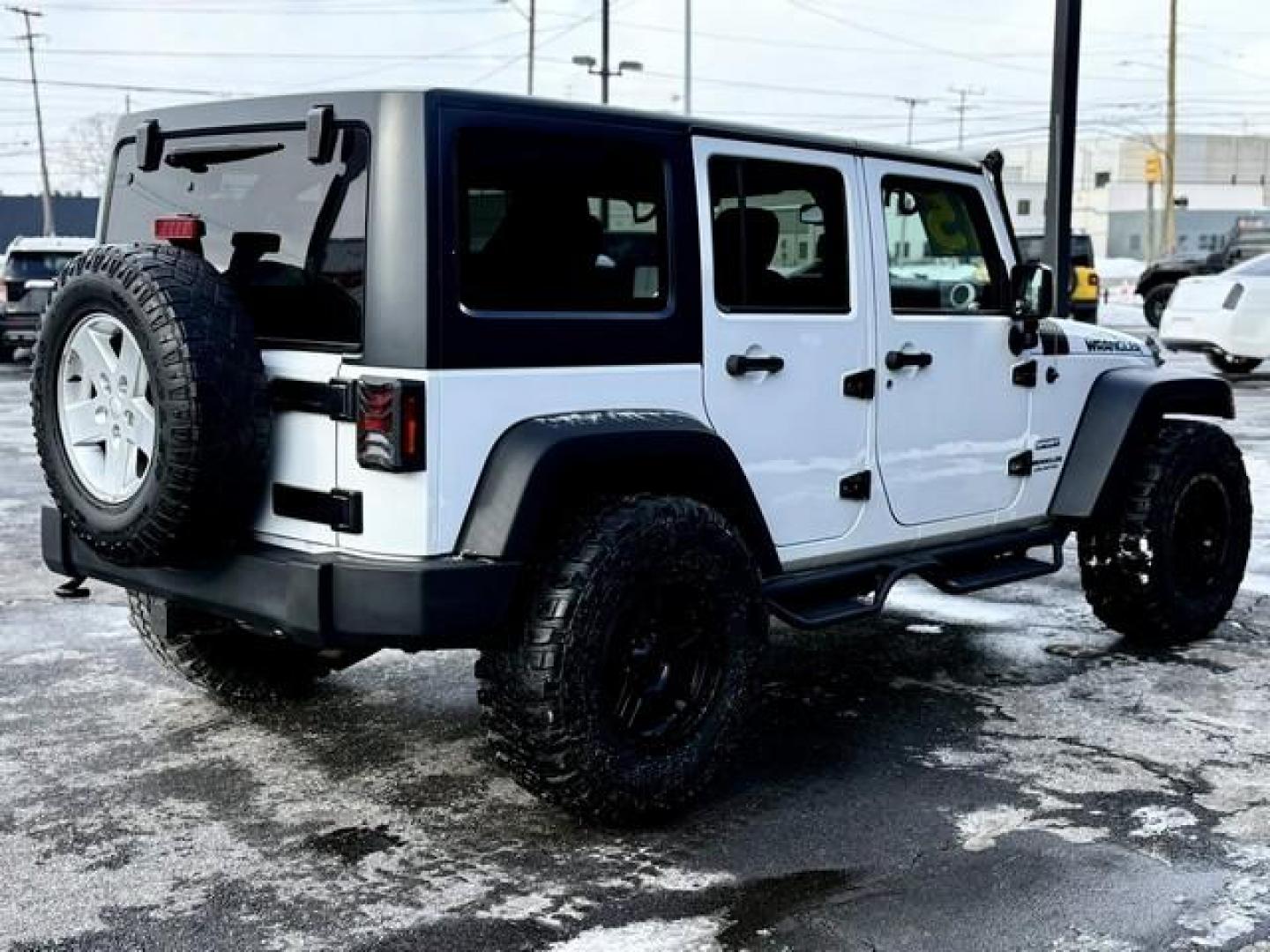2015 WHITE JEEP WRANGLER (1C4BJWDG9FL) with an V6,3.6L(220 CID),DOHC engine, AUTOMATIC transmission, located at 14600 Frazho Road, Warren, MI, 48089, (586) 776-3400, 42.485996, -82.974220 - Photo#5