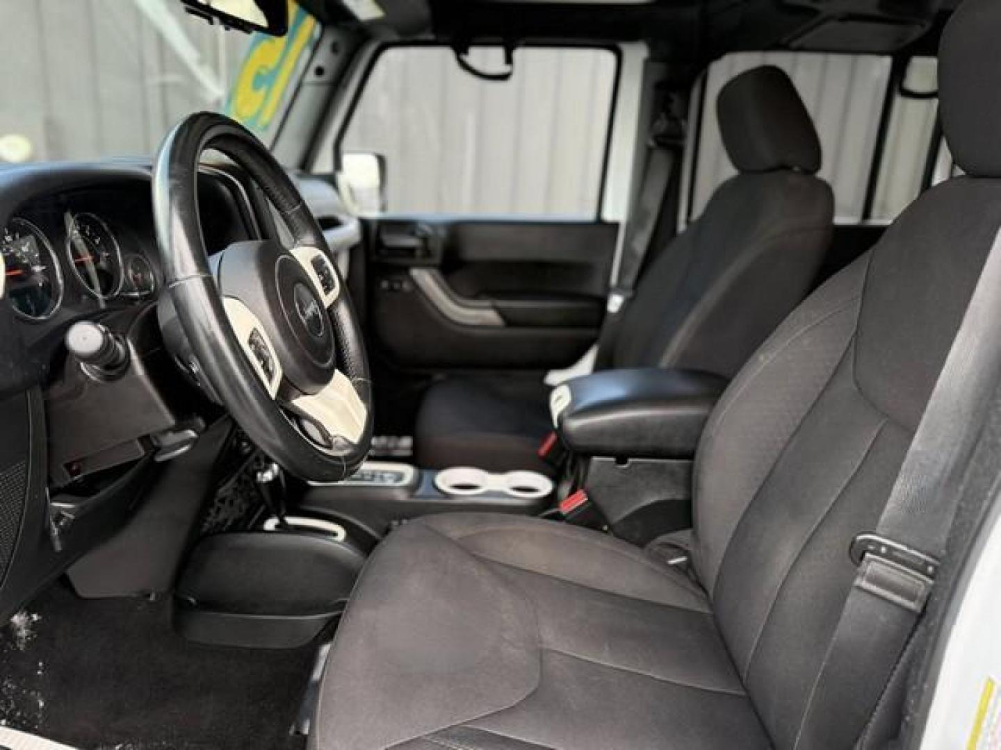 2015 WHITE JEEP WRANGLER (1C4BJWDG9FL) with an V6,3.6L(220 CID),DOHC engine, AUTOMATIC transmission, located at 14600 Frazho Road, Warren, MI, 48089, (586) 776-3400, 42.485996, -82.974220 - Photo#8