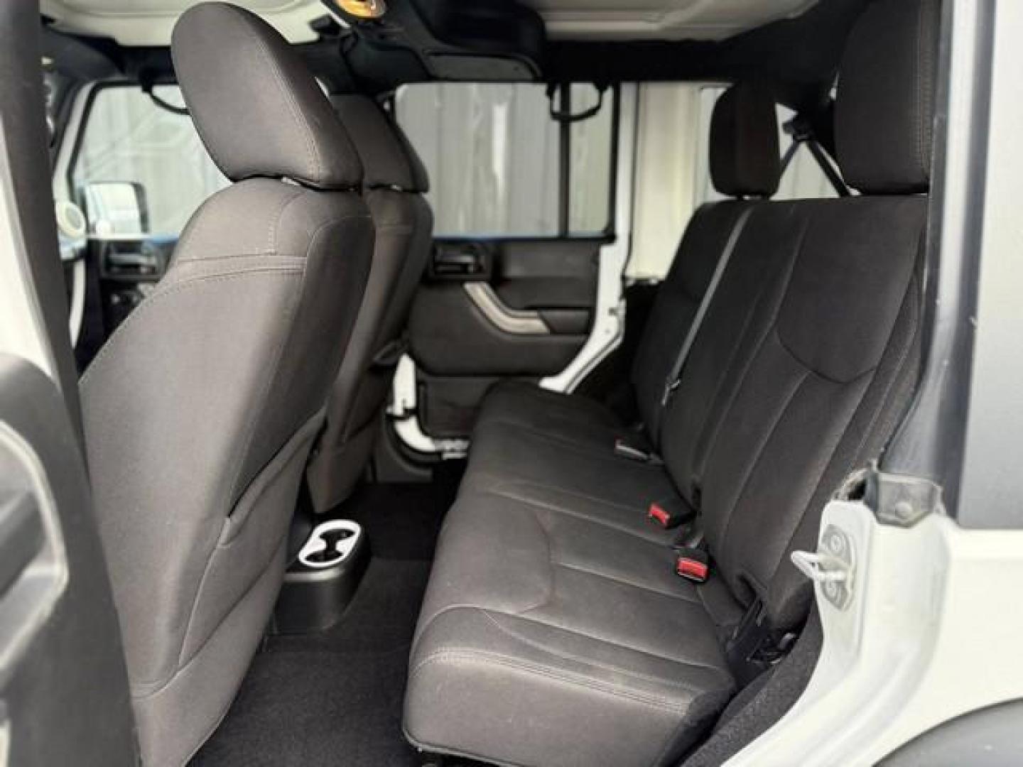 2015 WHITE JEEP WRANGLER (1C4BJWDG9FL) with an V6,3.6L(220 CID),DOHC engine, AUTOMATIC transmission, located at 14600 Frazho Road, Warren, MI, 48089, (586) 776-3400, 42.485996, -82.974220 - Photo#9