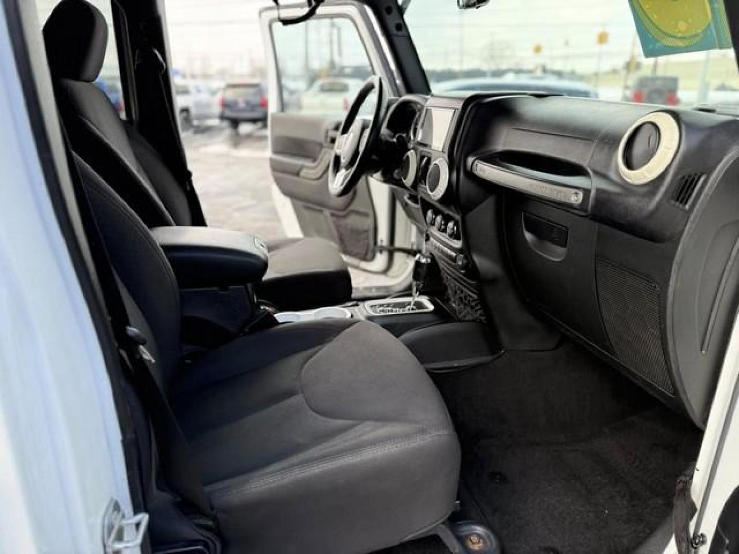 2015 WHITE JEEP WRANGLER (1C4BJWDG9FL) with an V6,3.6L(220 CID),DOHC engine, AUTOMATIC transmission, located at 14600 Frazho Road, Warren, MI, 48089, (586) 776-3400, 42.485996, -82.974220 - Photo#11