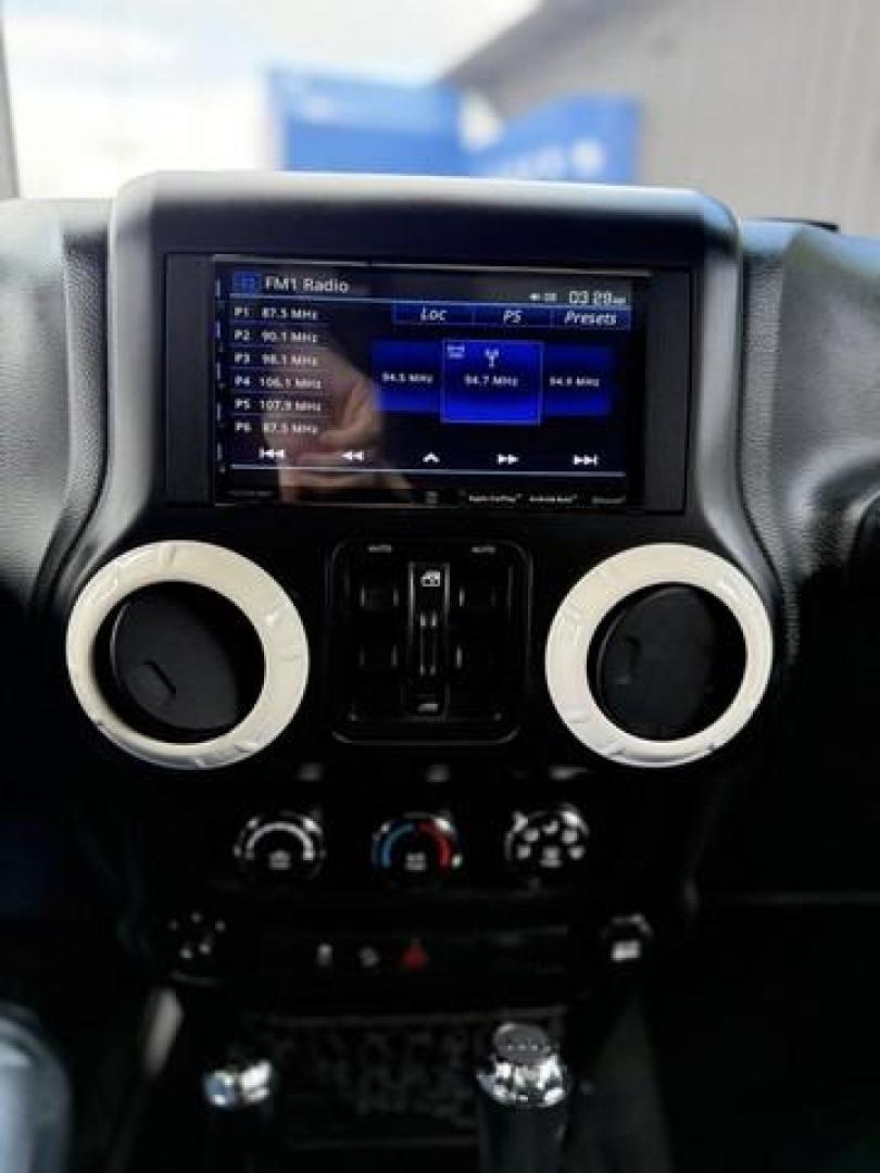 2015 WHITE JEEP WRANGLER (1C4BJWDG9FL) with an V6,3.6L(220 CID),DOHC engine, AUTOMATIC transmission, located at 14600 Frazho Road, Warren, MI, 48089, (586) 776-3400, 42.485996, -82.974220 - Photo#14