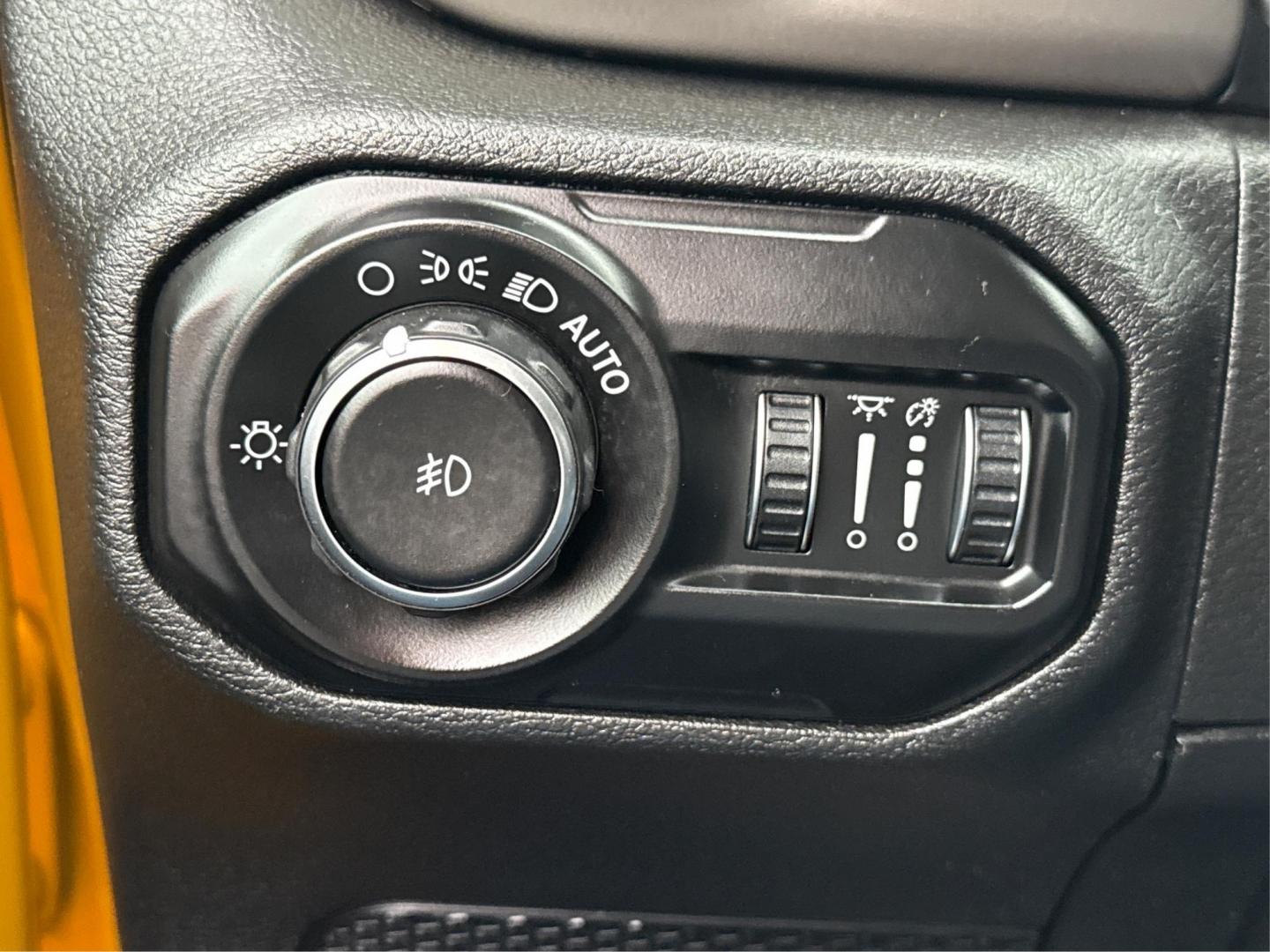 2021 YELLOW JEEP WRANGLER (1C4HJXDG0MW) with an V6,3.6L(220 CID), engine, AUTOMATIC transmission, located at 14600 Frazho Road, Warren, MI, 48089, (586) 776-3400, 42.485996, -82.974220 - Photo#9