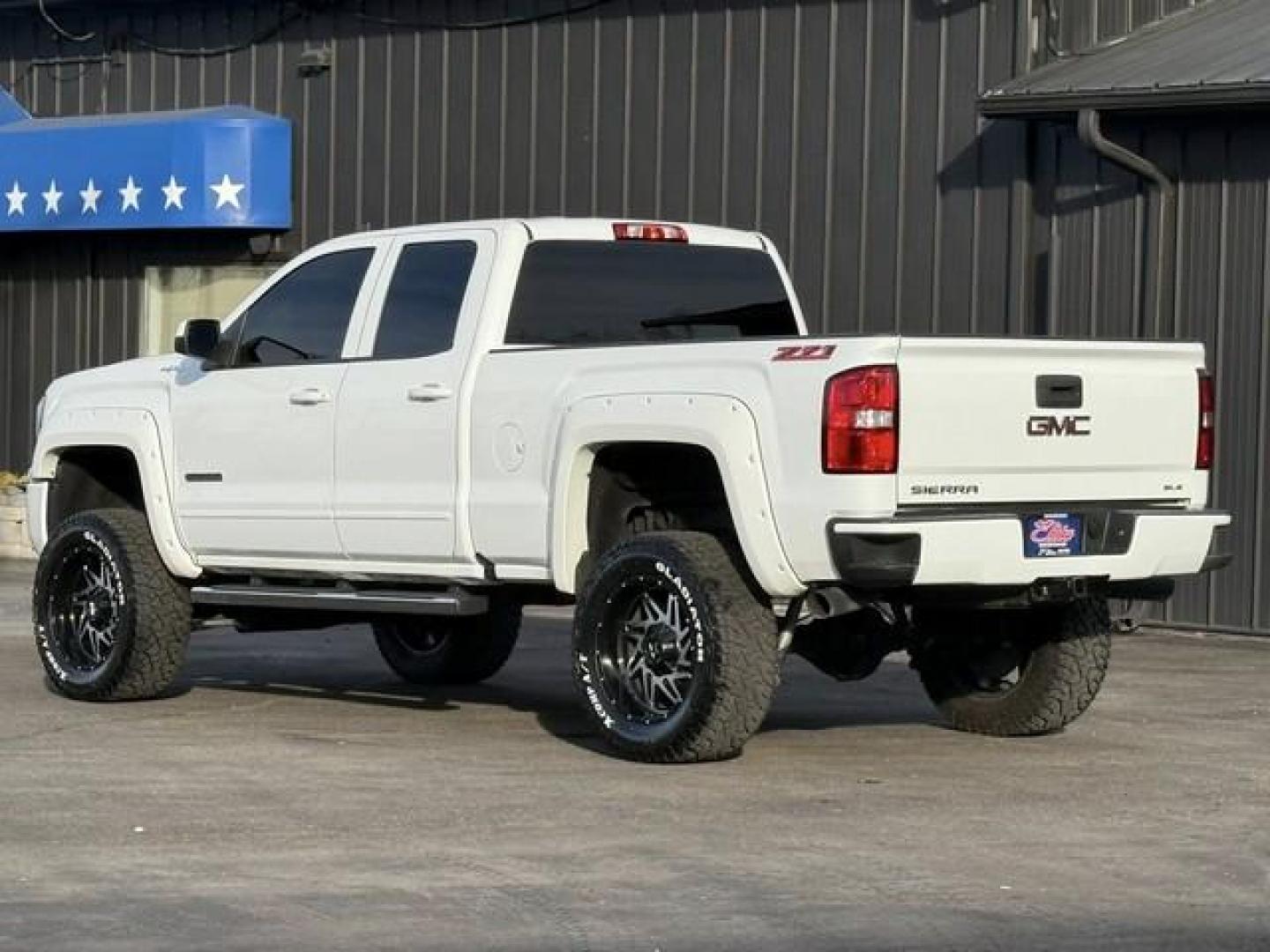 2018 WHITE GMC SIERRA 1500 (1GTV2MEC4JZ) with an V8,5.3L(325 CID),OHV engine, AUTOMATIC transmission, located at 14600 Frazho Road, Warren, MI, 48089, (586) 776-3400, 42.485996, -82.974220 - Photo#7