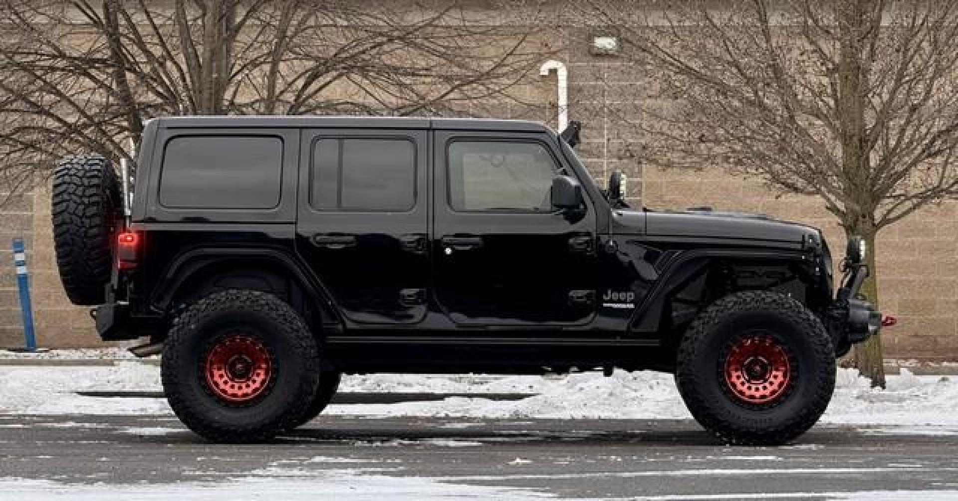 2018 BLACK JEEP WRANGLER (1C4HJXEG9JW) with an V6,3.6L(220 CID),DOHC engine, AUTOMATIC transmission, located at 14600 Frazho Road, Warren, MI, 48089, (586) 776-3400, 42.485996, -82.974220 - Photo#1
