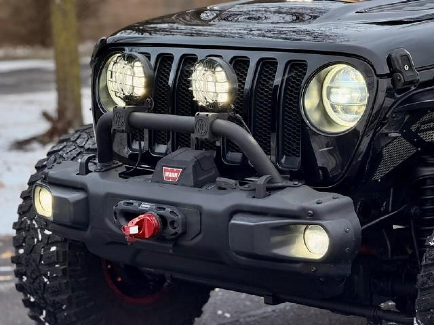 2018 BLACK JEEP WRANGLER (1C4HJXEG9JW) with an V6,3.6L(220 CID),DOHC engine, AUTOMATIC transmission, located at 14600 Frazho Road, Warren, MI, 48089, (586) 776-3400, 42.485996, -82.974220 - Photo#5