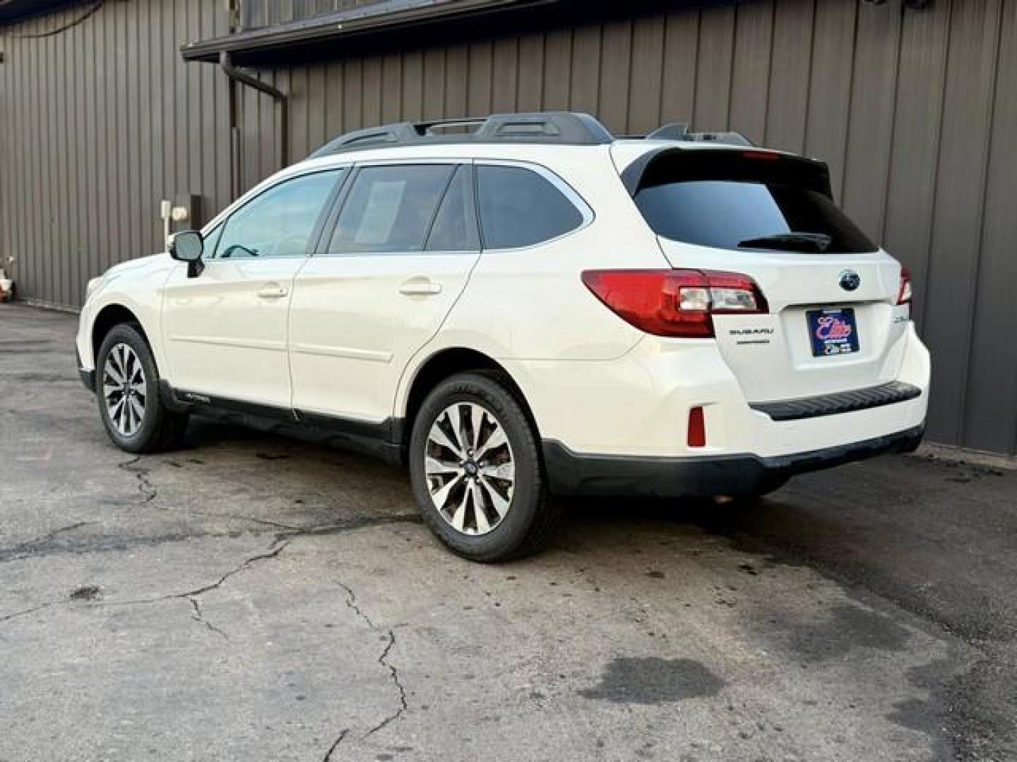 2016 WHITE SUBARU OUTBACK (4S4BSBJC0G3) with an H4,2.5L(152 CID),DOHC engine, AUTOMATIC transmission, located at 14600 Frazho Road, Warren, MI, 48089, (586) 776-3400, 42.485996, -82.974220 - Photo#7