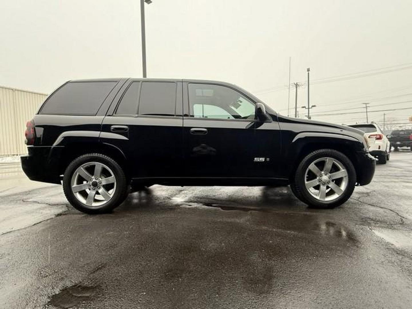 2007 BLACK CHEVROLET TRAILBLAZER (1GNES13H572) with an V8,6.0L(364 CID),OHV engine, AUTOMATIC transmission, located at 14600 Frazho Road, Warren, MI, 48089, (586) 776-3400, 42.485996, -82.974220 - Photo#4