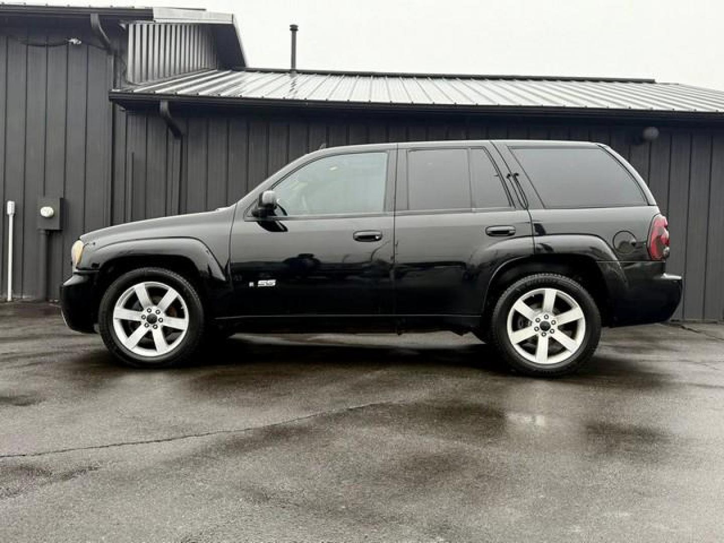 2007 BLACK CHEVROLET TRAILBLAZER (1GNES13H572) with an V8,6.0L(364 CID),OHV engine, AUTOMATIC transmission, located at 14600 Frazho Road, Warren, MI, 48089, (586) 776-3400, 42.485996, -82.974220 - Photo#8