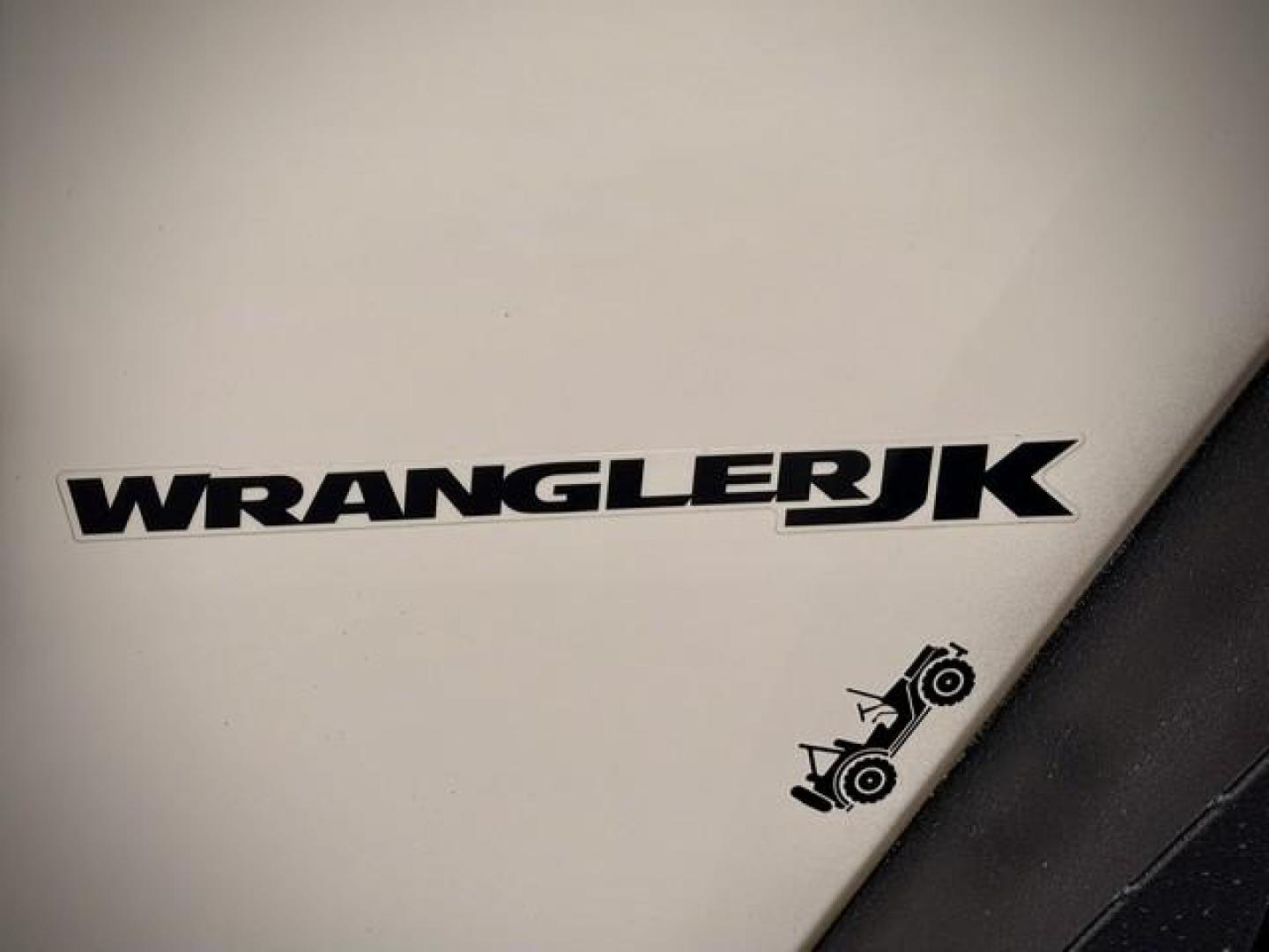 2018 GOBI JEEP WRANGLER JK (1C4BJWCG2JL) with an V6,3.6L(220 CID),DOHC engine, AUTOMATIC transmission, located at 14600 Frazho Road, Warren, MI, 48089, (586) 776-3400, 42.485996, -82.974220 - Photo#8