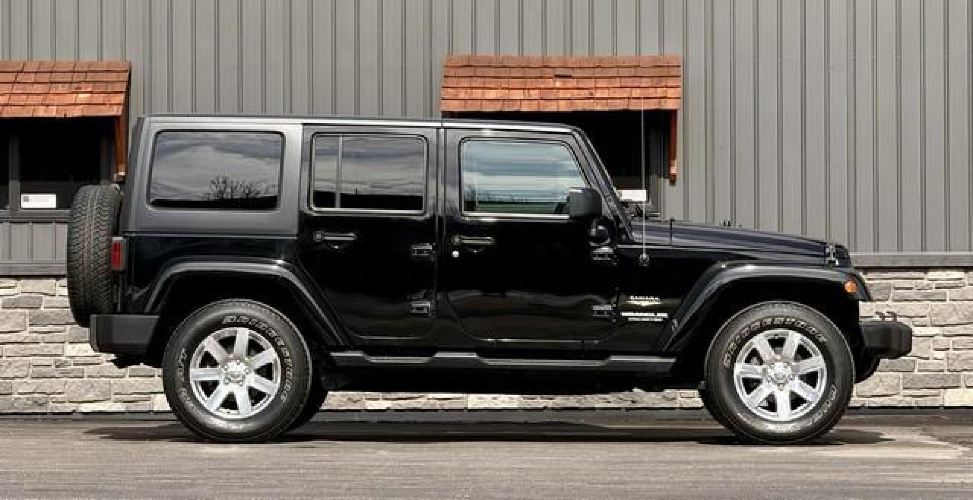 2015 BLACK JEEP WRANGLER (1C4BJWEG2FL) with an V6,3.6L(220 CID),DOHC engine, AUTOMATIC transmission, located at 14600 Frazho Road, Warren, MI, 48089, (586) 776-3400, 42.485996, -82.974220 - Photo#2